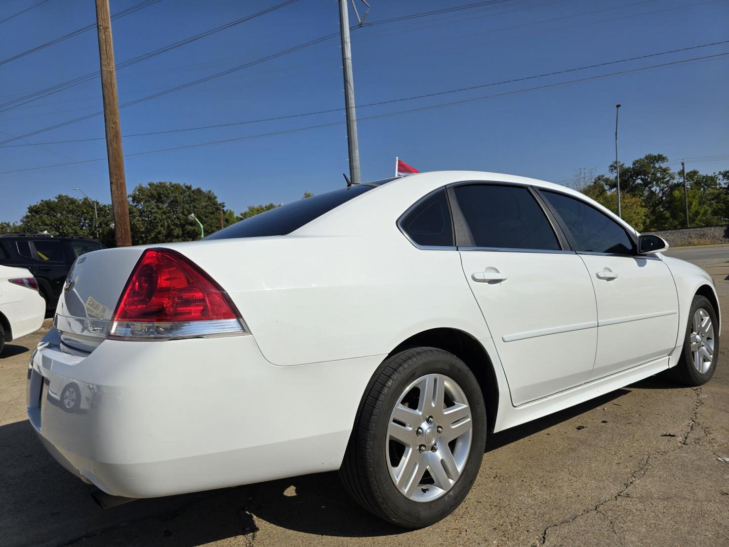 2014 WHITE Chevrolet Impala LT (2G1WB5E36E1) with an 3.6L V6 DOHC 16V FFV engine, 6-Speed Automatic transmission, located at 2660 S.Garland Avenue, Garland, TX, 75041, (469) 298-3118, 32.885551, -96.655602 - Photo#3