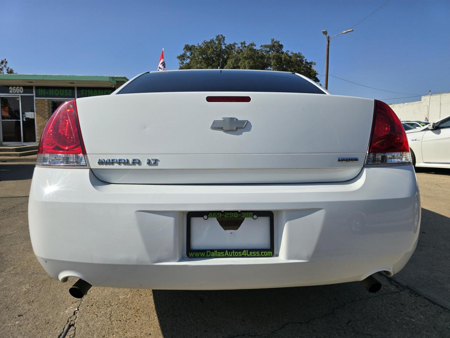 2014 WHITE Chevrolet Impala LT (2G1WB5E36E1) with an 3.6L V6 DOHC 16V FFV engine, 6-Speed Automatic transmission, located at 2660 S.Garland Avenue, Garland, TX, 75041, (469) 298-3118, 32.885551, -96.655602 - Photo#4