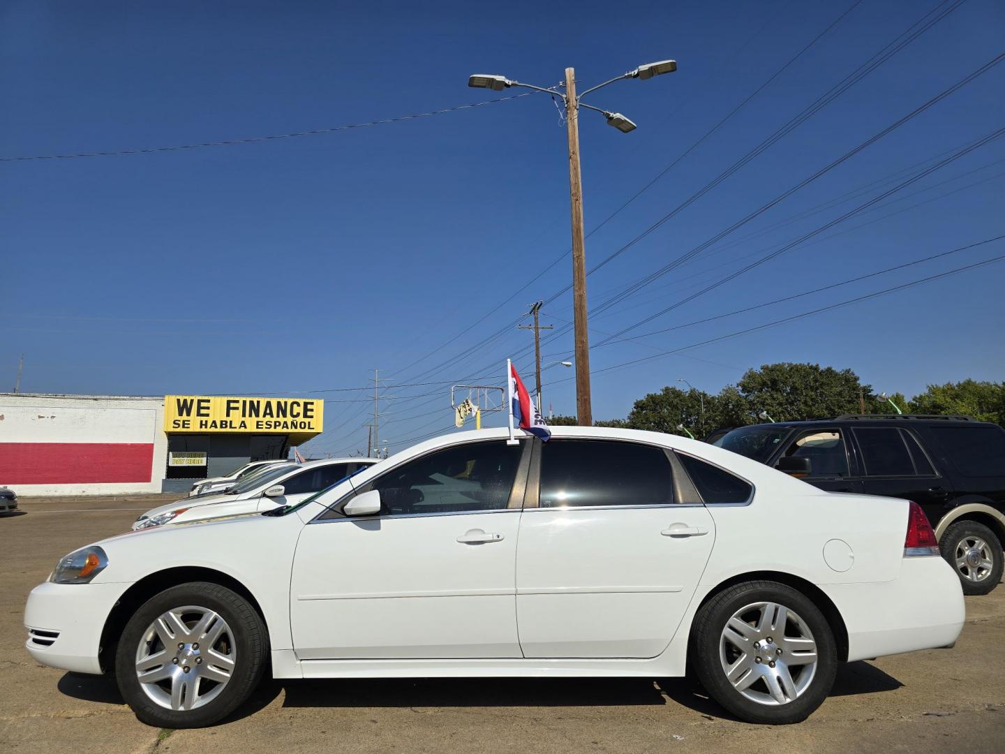 2014 WHITE Chevrolet Impala LT (2G1WB5E36E1) with an 3.6L V6 DOHC 16V FFV engine, 6-Speed Automatic transmission, located at 2660 S.Garland Avenue, Garland, TX, 75041, (469) 298-3118, 32.885551, -96.655602 - Photo#6