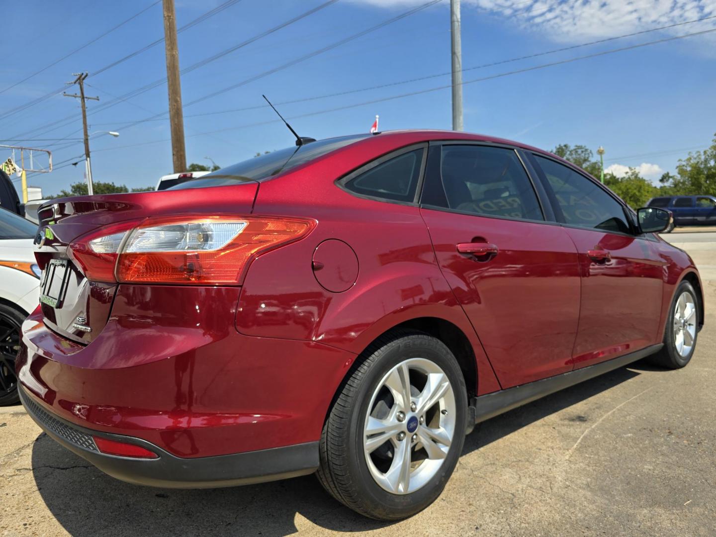 2014 RED /BEIGE FORD FOCUS SE SE (1FADP3F24EL) , AUTO transmission, located at 2660 S.Garland Avenue, Garland, TX, 75041, (469) 298-3118, 32.885551, -96.655602 - Welcome to DallasAutos4Less, one of the Premier BUY HERE PAY HERE Dealers in the North Dallas Area. We specialize in financing to people with NO CREDIT or BAD CREDIT. We need proof of income, proof of residence, and a ID. Come buy your new car from us today!! This is a Very clean 2014 FORD FOCUS - Photo#3