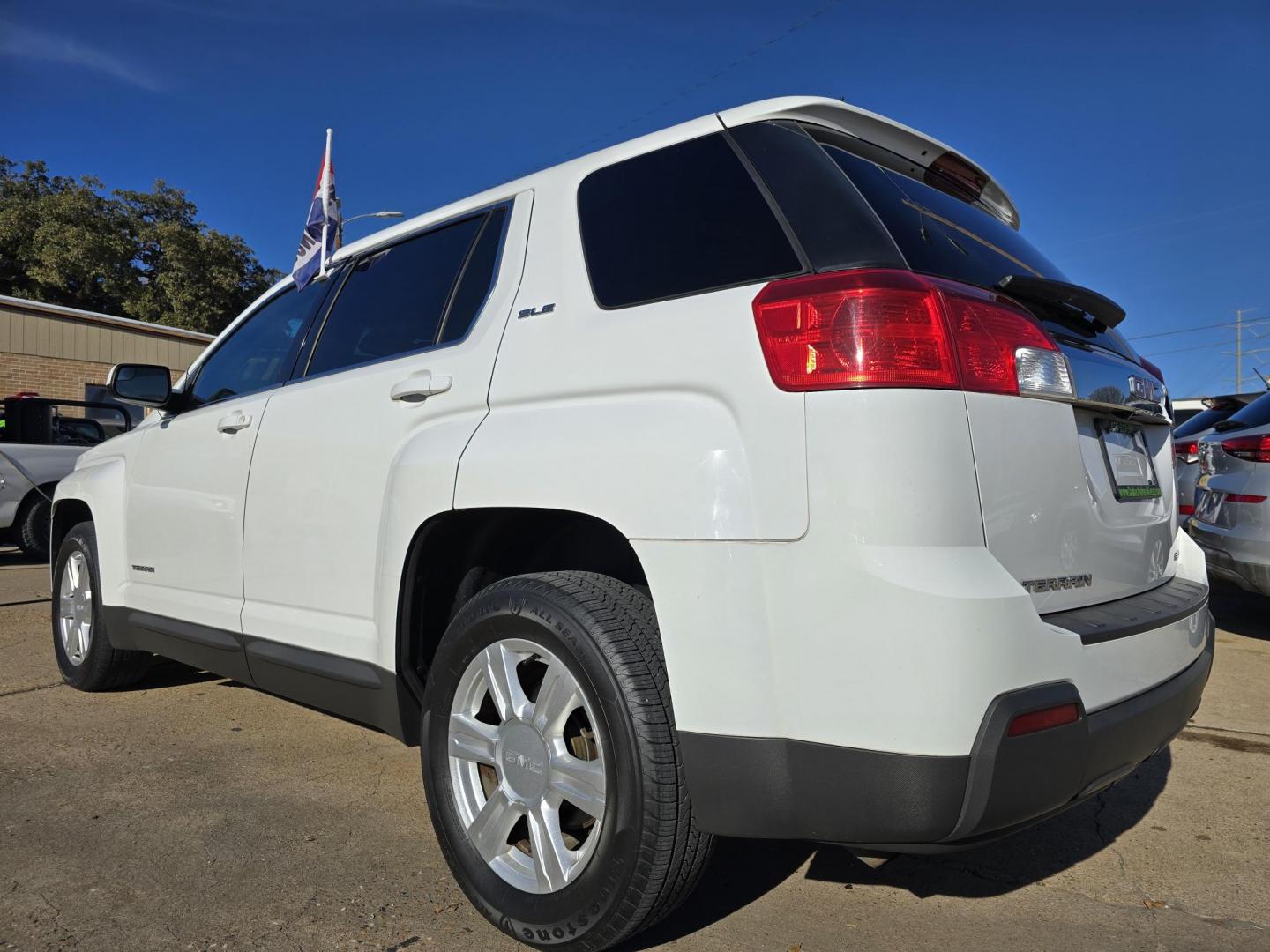 2014 WHITE GMC Terrain SLE (2GKFLVEK5E6) with an 2.4L L4 DOHC 16V FFV engine, 6-Speed Automatic transmission, located at 2660 S.Garland Avenue, Garland, TX, 75041, (469) 298-3118, 32.885551, -96.655602 - Photo#5