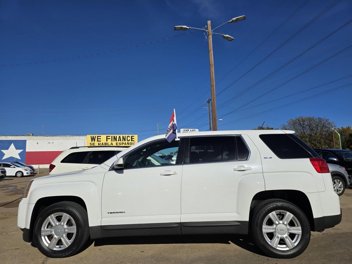 2014 WHITE GMC Terrain SLE (2GKFLVEK5E6) with an 2.4L L4 DOHC 16V FFV engine, 6-Speed Automatic transmission, located at 2660 S.Garland Avenue, Garland, TX, 75041, (469) 298-3118, 32.885551, -96.655602 - Photo#6