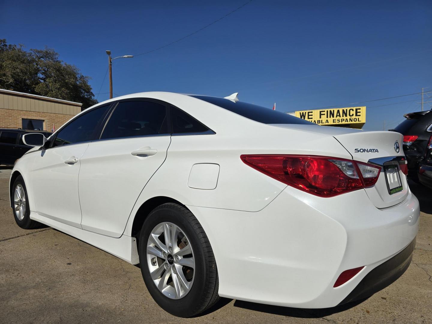 2014 Hyundai Sonata GLS (5NPEB4AC1EH) with an 2.4L L4 DOHC 16V engine, 6-Speed Automatic transmission, located at 2660 S.Garland Avenue, Garland, TX, 75041, (469) 298-3118, 32.885551, -96.655602 - Photo#5