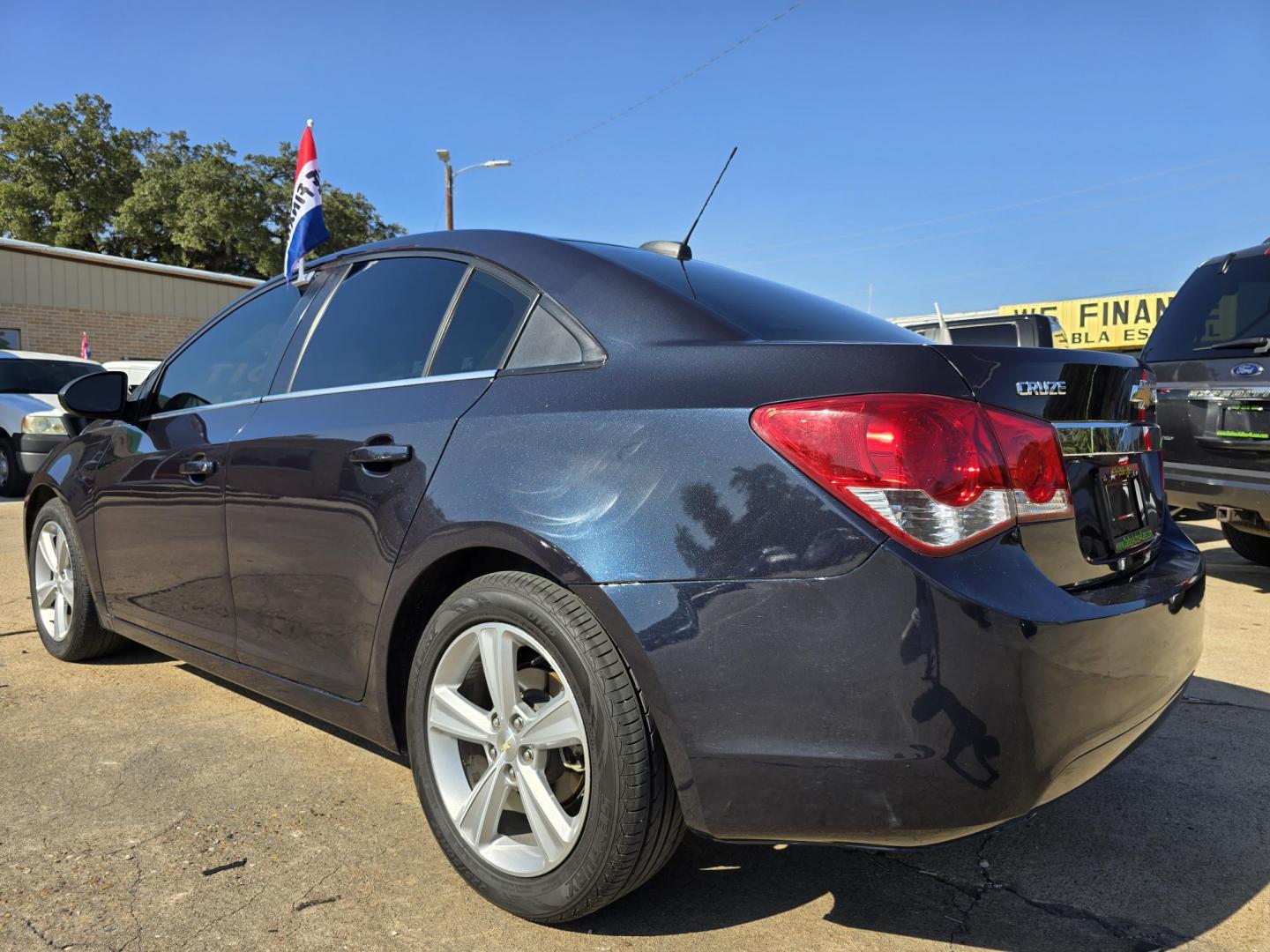 2015 Chevrolet Cruze 2LT (1G1PE5SB8F7) with an 1.4L L4 DOHC 16V TURBO engine, 6-Speed Automatic transmission, located at 2660 S.Garland Avenue, Garland, TX, 75041, (469) 298-3118, 32.885551, -96.655602 - Photo#5