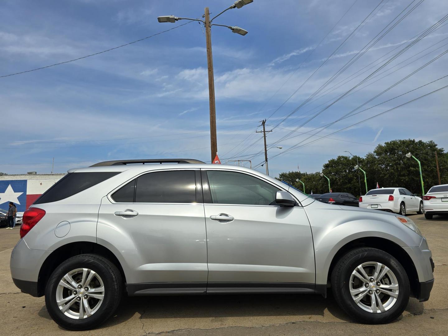 2015 Chevrolet Equinox LT (2GNALBEKXF1) with an 2.4L L4 DOHC 16V FFV engine, 6-Speed Automatic transmission, located at 2660 S.Garland Avenue, Garland, TX, 75041, (469) 298-3118, 32.885551, -96.655602 - Photo#2