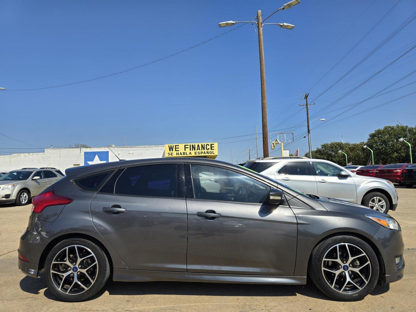 2015 GRAY /BLACK Ford Focus SE (1FADP3K29FL) with an 2.0L L4 DOHC 16V engine, AUTO transmission, located at 2660 S.Garland Avenue, Garland, TX, 75041, (469) 298-3118, 32.885551, -96.655602 - Photo#2