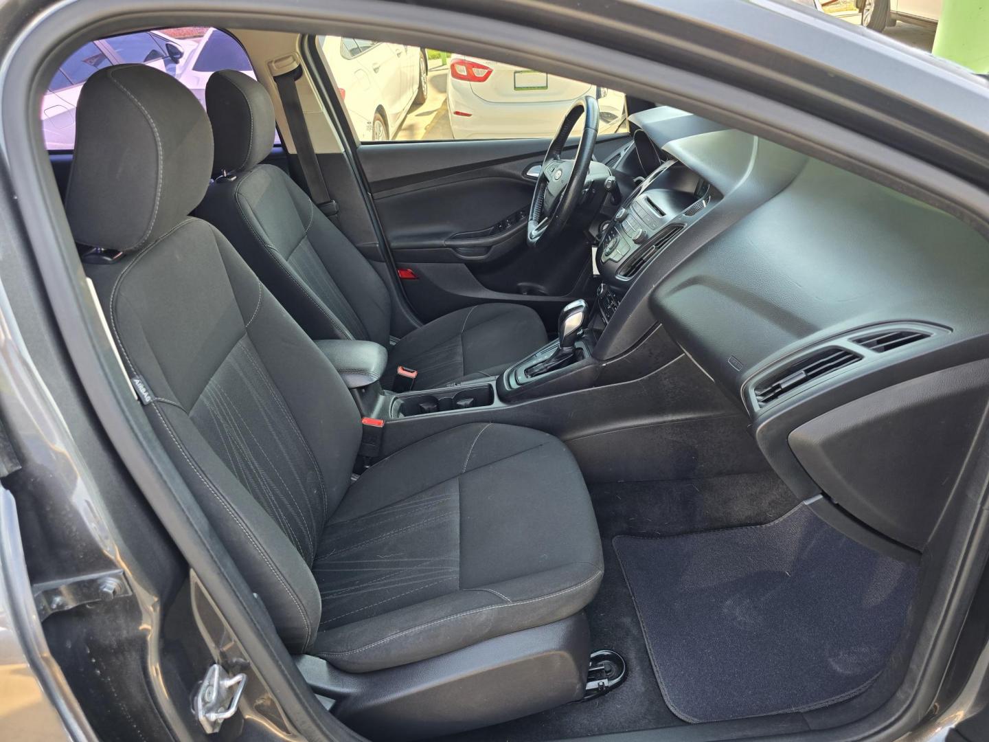 2015 GRAY /BLACK Ford Focus SE (1FADP3K29FL) with an 2.0L L4 DOHC 16V engine, AUTO transmission, located at 2660 S.Garland Avenue, Garland, TX, 75041, (469) 298-3118, 32.885551, -96.655602 - Photo#18