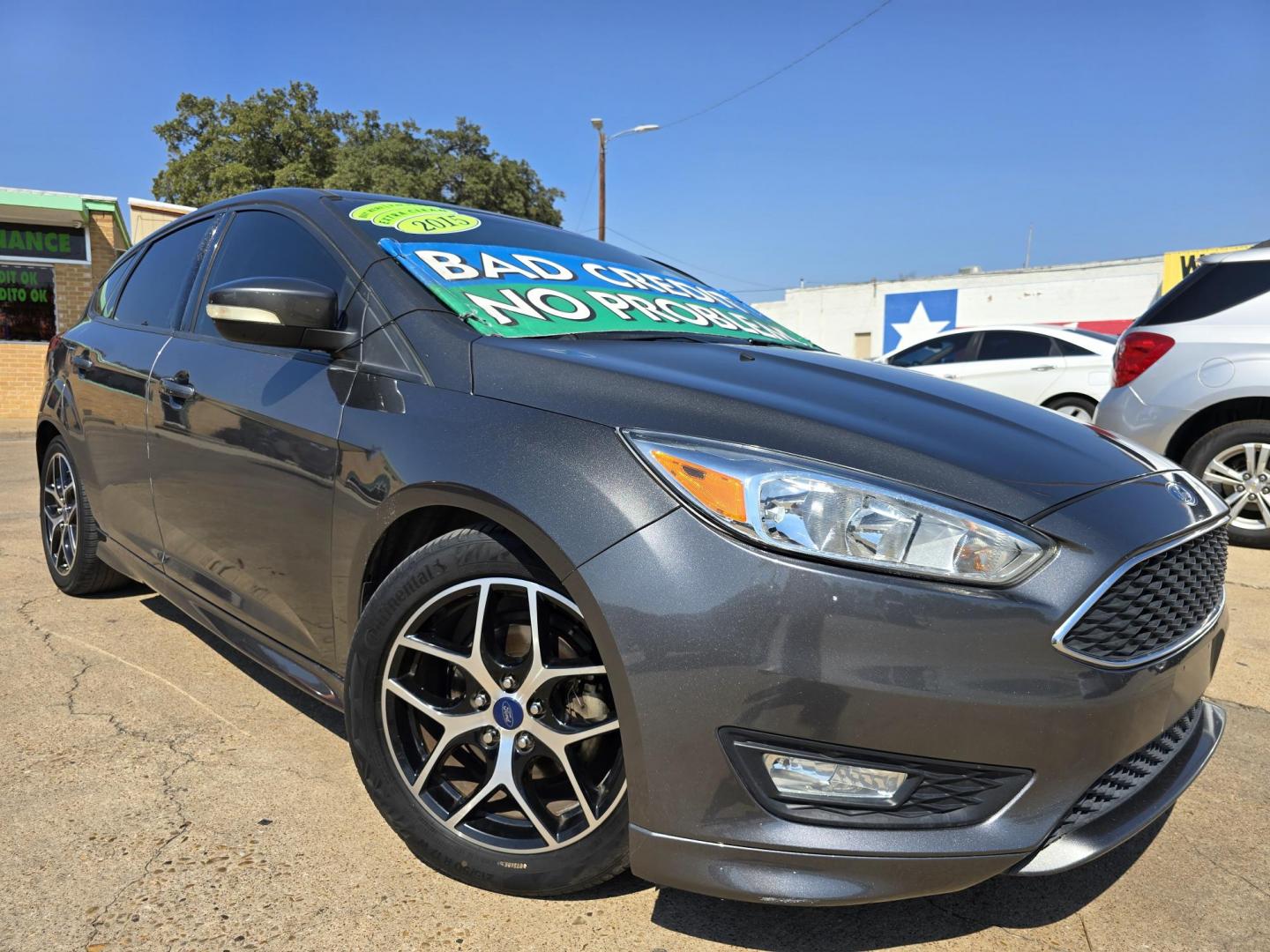 2015 GRAY /BLACK Ford Focus SE (1FADP3K29FL) with an 2.0L L4 DOHC 16V engine, AUTO transmission, located at 2660 S.Garland Avenue, Garland, TX, 75041, (469) 298-3118, 32.885551, -96.655602 - Photo#0