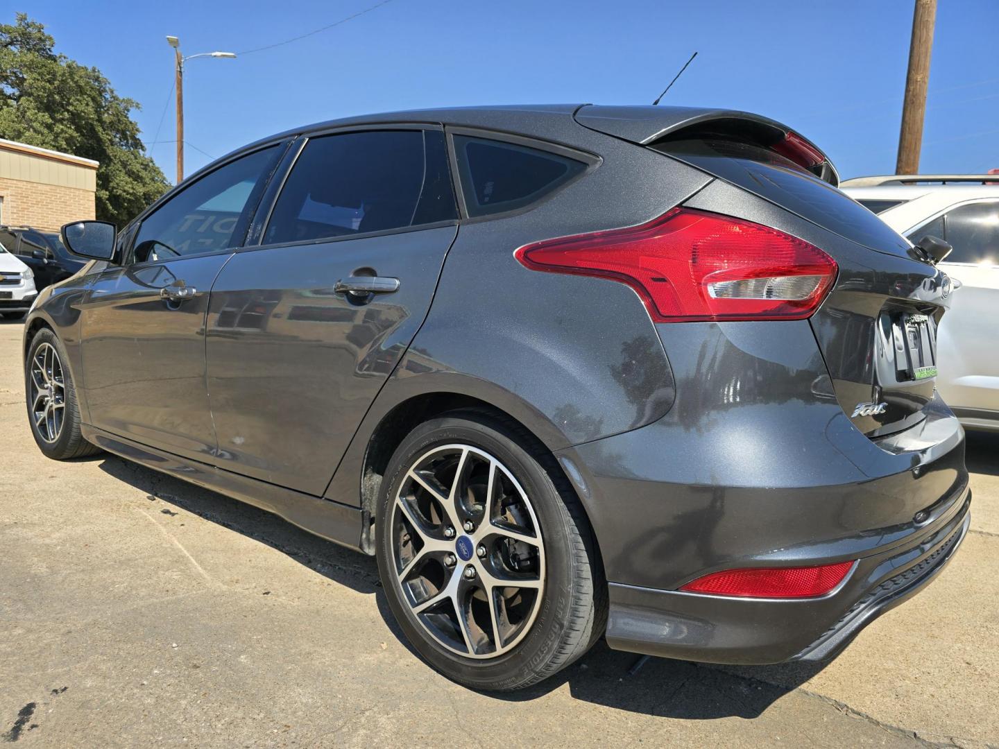 2015 GRAY /BLACK Ford Focus SE (1FADP3K29FL) with an 2.0L L4 DOHC 16V engine, AUTO transmission, located at 2660 S.Garland Avenue, Garland, TX, 75041, (469) 298-3118, 32.885551, -96.655602 - Photo#5