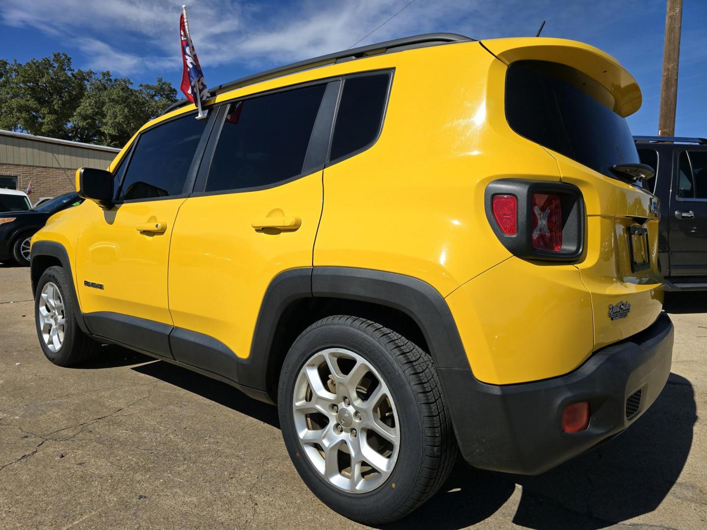 2015 YELLOW Jeep Renegade Latitude (ZACCJABT6FP) with an 2.4L L4 engine, AUTO transmission, located at 2660 S.Garland Avenue, Garland, TX, 75041, (469) 298-3118, 32.885551, -96.655602 - Photo#5