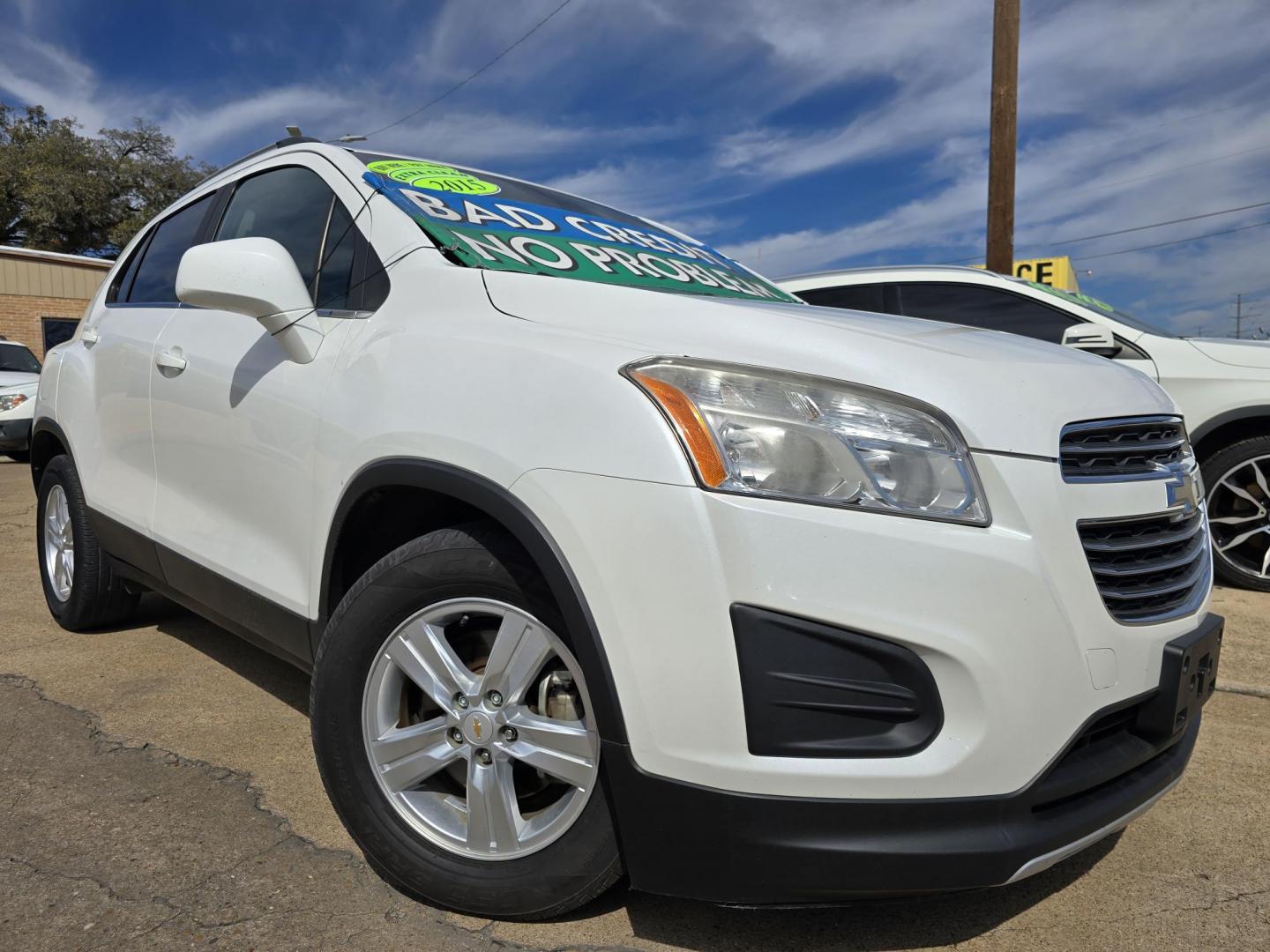 2015 WHITE Chevrolet Trax LT (KL7CJLSB0FB) with an 1.4L L4 DOHC 16V FFV engine, AUTO transmission, located at 2660 S.Garland Avenue, Garland, TX, 75041, (469) 298-3118, 32.885551, -96.655602 - Photo#0