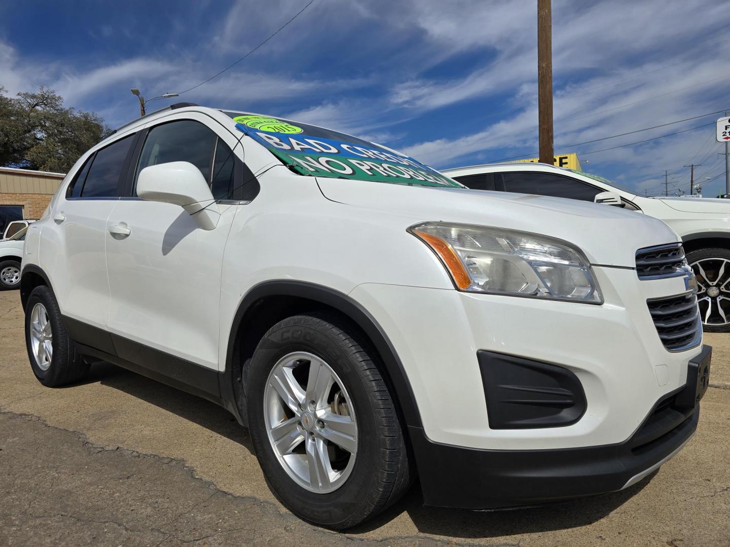 2015 WHITE Chevrolet Trax LT (KL7CJLSB0FB) with an 1.4L L4 DOHC 16V FFV engine, AUTO transmission, located at 2660 S.Garland Avenue, Garland, TX, 75041, (469) 298-3118, 32.885551, -96.655602 - Photo#1