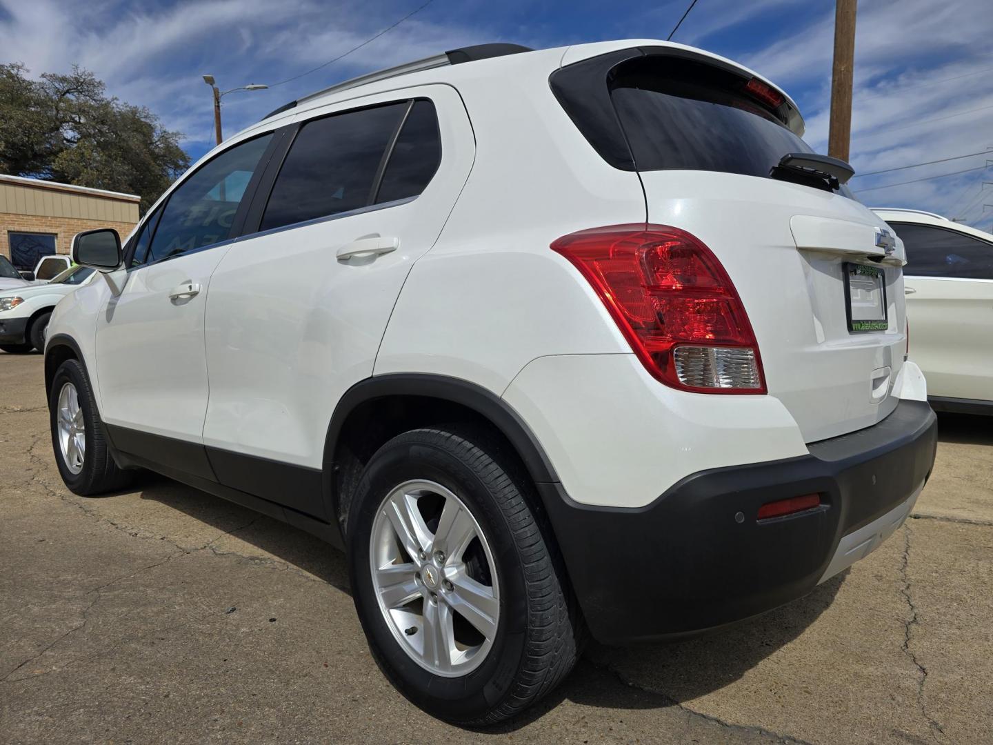 2015 WHITE Chevrolet Trax LT (KL7CJLSB0FB) with an 1.4L L4 DOHC 16V FFV engine, AUTO transmission, located at 2660 S.Garland Avenue, Garland, TX, 75041, (469) 298-3118, 32.885551, -96.655602 - Photo#5