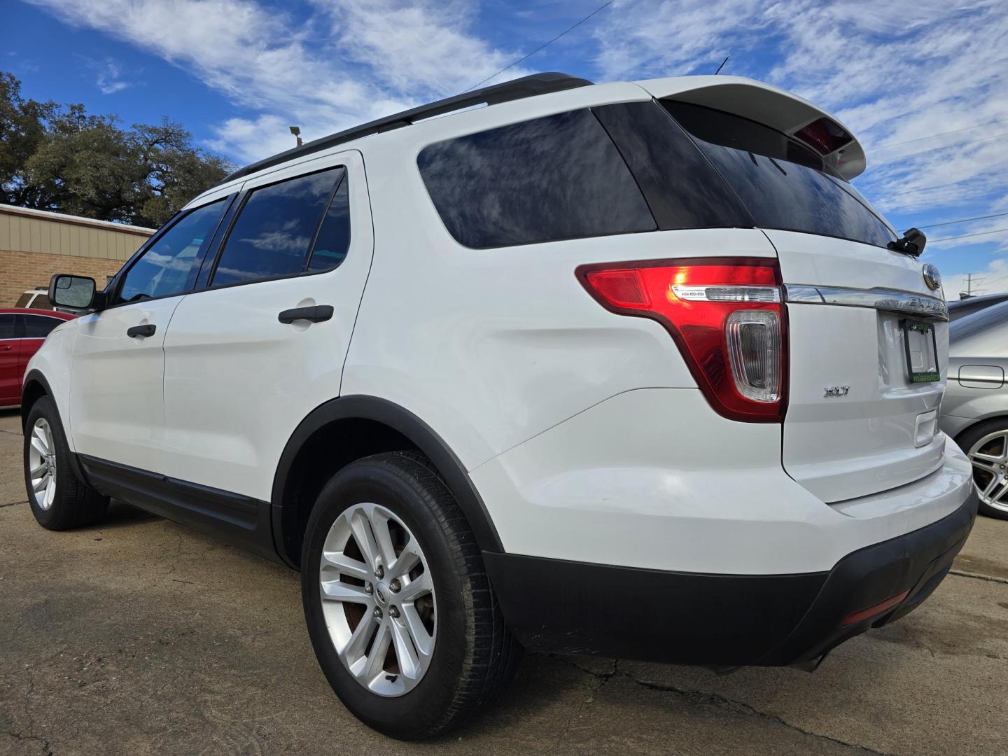 2015 WHITE Ford Explorer (1FM5K7B85FG) with an 3.5L V6 DOHC 24V engine, 6-Speed Automatic transmission, located at 2660 S.Garland Avenue, Garland, TX, 75041, (469) 298-3118, 32.885551, -96.655602 - Photo#5