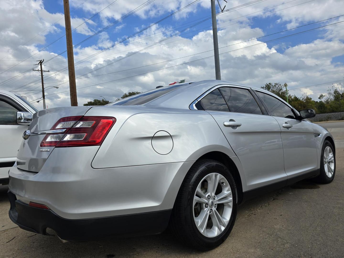 2015 Ford Taurus SE (1FAHP2D84FG) with an 3.5L V6 DOHC 24V engine, 6-Speed Automatic transmission, located at 2660 S.Garland Avenue, Garland, TX, 75041, (469) 298-3118, 32.885551, -96.655602 - Welcome to DallasAutos4Less, one of the Premier BUY HERE PAY HERE Dealers in the North Dallas Area. We specialize in financing to people with NO CREDIT or BAD CREDIT. We need proof of income, proof of residence, and a ID. Come buy your new car from us today!! This is a very well cared for 2015 FO - Photo#3