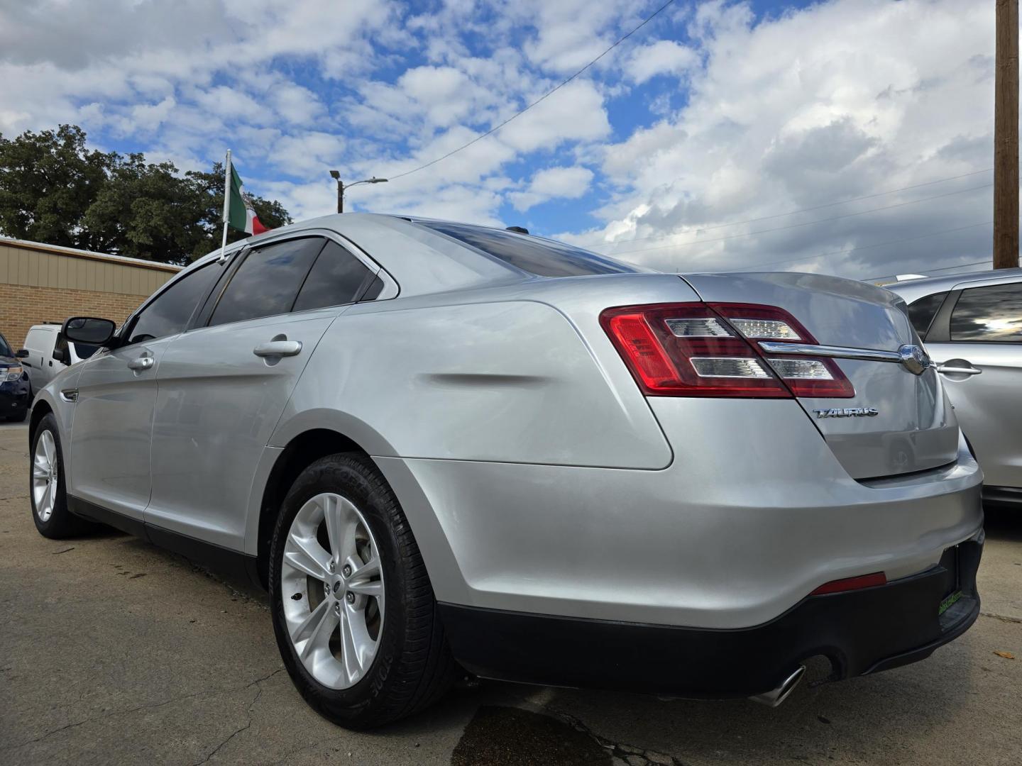 2015 Ford Taurus SE (1FAHP2D84FG) with an 3.5L V6 DOHC 24V engine, 6-Speed Automatic transmission, located at 2660 S.Garland Avenue, Garland, TX, 75041, (469) 298-3118, 32.885551, -96.655602 - Welcome to DallasAutos4Less, one of the Premier BUY HERE PAY HERE Dealers in the North Dallas Area. We specialize in financing to people with NO CREDIT or BAD CREDIT. We need proof of income, proof of residence, and a ID. Come buy your new car from us today!! This is a very well cared for 2015 FO - Photo#5