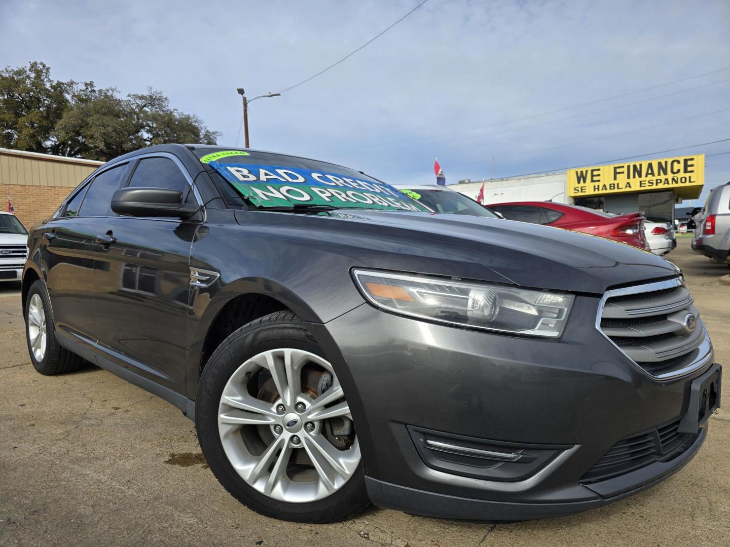 2015 GRAY Ford Taurus SEL (1FAHP2E84FG) with an 3.5L V6 DOHC 24V engine, 6-Speed Automatic transmission, located at 2660 S.Garland Avenue, Garland, TX, 75041, (469) 298-3118, 32.885551, -96.655602 - Photo#0