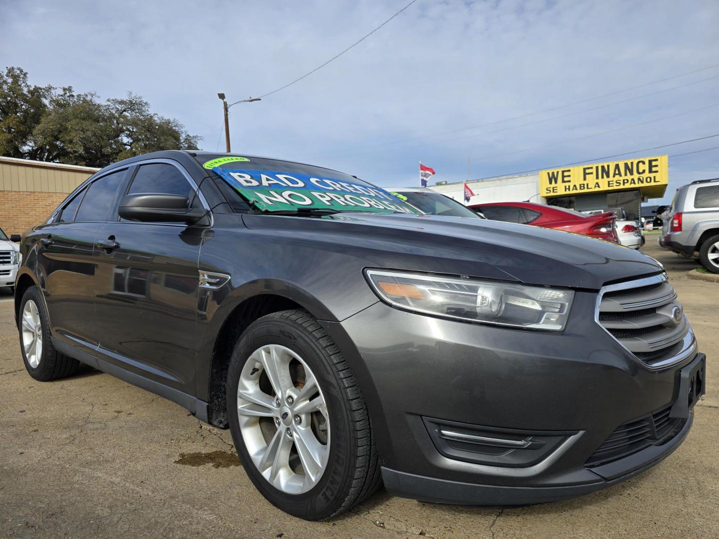 2015 GRAY Ford Taurus SEL (1FAHP2E84FG) with an 3.5L V6 DOHC 24V engine, 6-Speed Automatic transmission, located at 2660 S.Garland Avenue, Garland, TX, 75041, (469) 298-3118, 32.885551, -96.655602 - Photo#1