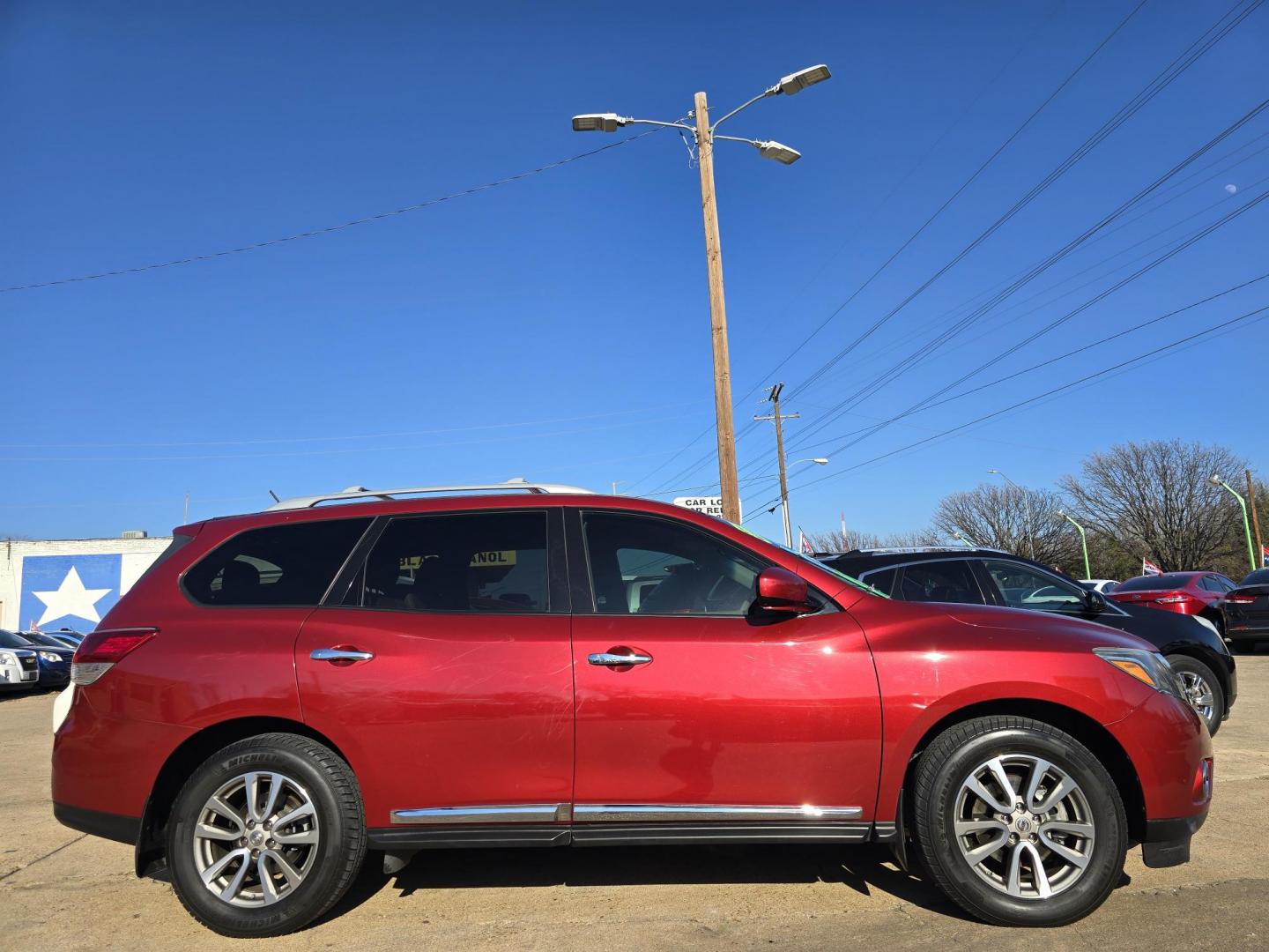 2015 RED Nissan Pathfinder SL (5N1AR2MN6FC) with an 3.5L V6 DOHC 24V engine, Continuously Variable Transmission transmission, located at 2660 S.Garland Avenue, Garland, TX, 75041, (469) 298-3118, 32.885551, -96.655602 - Photo#2