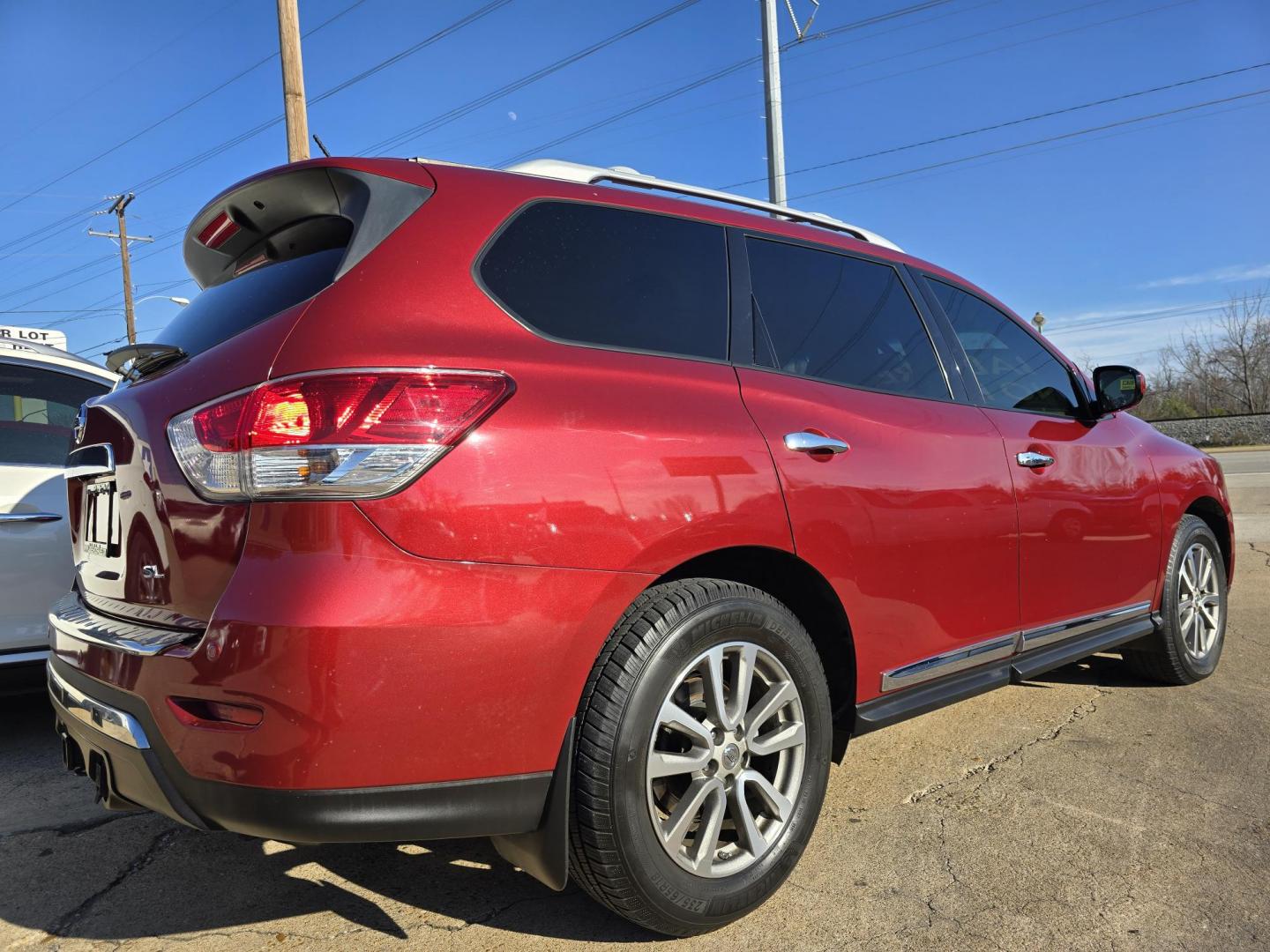 2015 RED Nissan Pathfinder SL (5N1AR2MN6FC) with an 3.5L V6 DOHC 24V engine, Continuously Variable Transmission transmission, located at 2660 S.Garland Avenue, Garland, TX, 75041, (469) 298-3118, 32.885551, -96.655602 - Photo#3