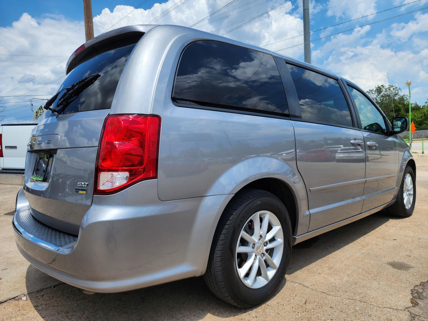 2016 SILVER Dodge Grand Caravan SXT (2C4RDGCG7GR) with an 3.6L V6 DOHC 24V engine, 6A transmission, located at 2660 S.Garland Avenue, Garland, TX, 75041, (469) 298-3118, 32.885551, -96.655602 - Welcome to DallasAutos4Less, one of the Premier BUY HERE PAY HERE Dealers in the North Dallas Area. We specialize in financing to people with NO CREDIT or BAD CREDIT. We need proof of income, proof of residence, and a ID. Come buy your new car from us today!! This is a SUPER CLEAN 2016 DODGE GRAN - Photo#3