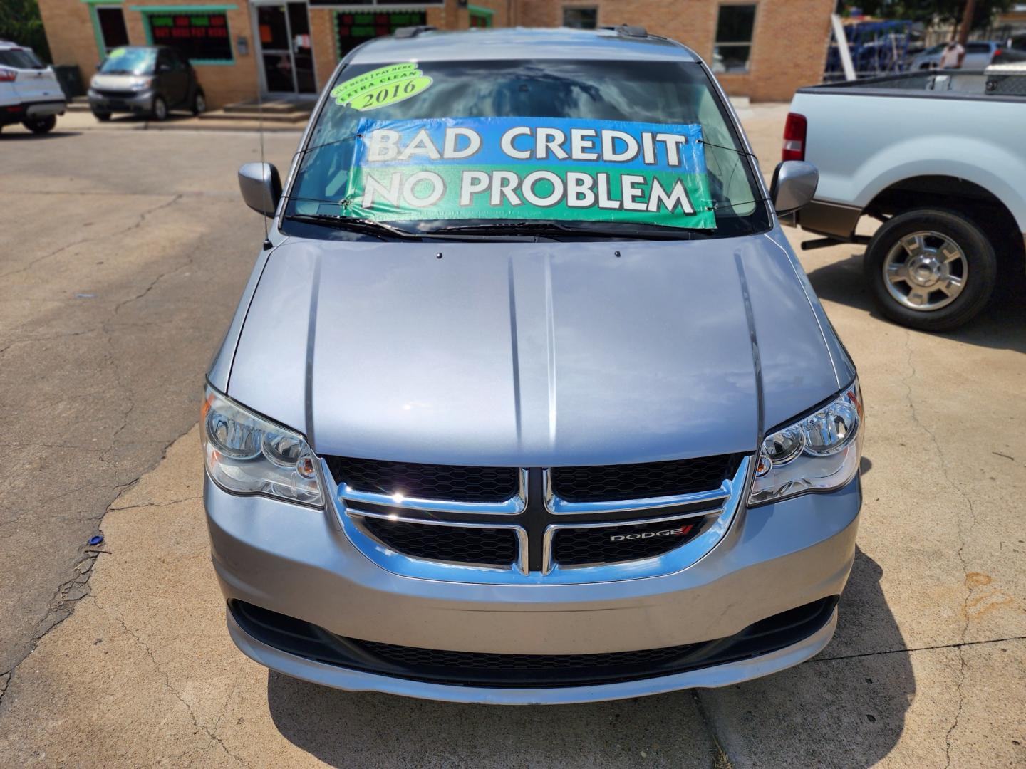 2016 SILVER Dodge Grand Caravan SXT (2C4RDGCG7GR) with an 3.6L V6 DOHC 24V engine, 6A transmission, located at 2660 S.Garland Avenue, Garland, TX, 75041, (469) 298-3118, 32.885551, -96.655602 - Welcome to DallasAutos4Less, one of the Premier BUY HERE PAY HERE Dealers in the North Dallas Area. We specialize in financing to people with NO CREDIT or BAD CREDIT. We need proof of income, proof of residence, and a ID. Come buy your new car from us today!! This is a SUPER CLEAN 2016 DODGE GRAN - Photo#8