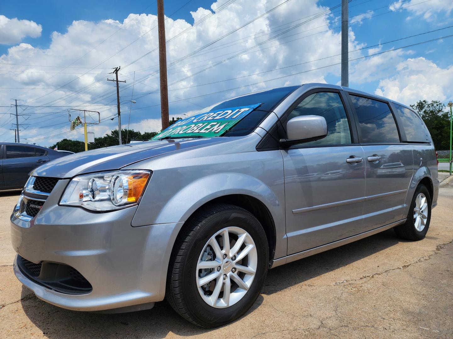 2016 SILVER Dodge Grand Caravan SXT (2C4RDGCG7GR) with an 3.6L V6 DOHC 24V engine, 6A transmission, located at 2660 S.Garland Avenue, Garland, TX, 75041, (469) 298-3118, 32.885551, -96.655602 - Welcome to DallasAutos4Less, one of the Premier BUY HERE PAY HERE Dealers in the North Dallas Area. We specialize in financing to people with NO CREDIT or BAD CREDIT. We need proof of income, proof of residence, and a ID. Come buy your new car from us today!! This is a SUPER CLEAN 2016 DODGE GRAN - Photo#7