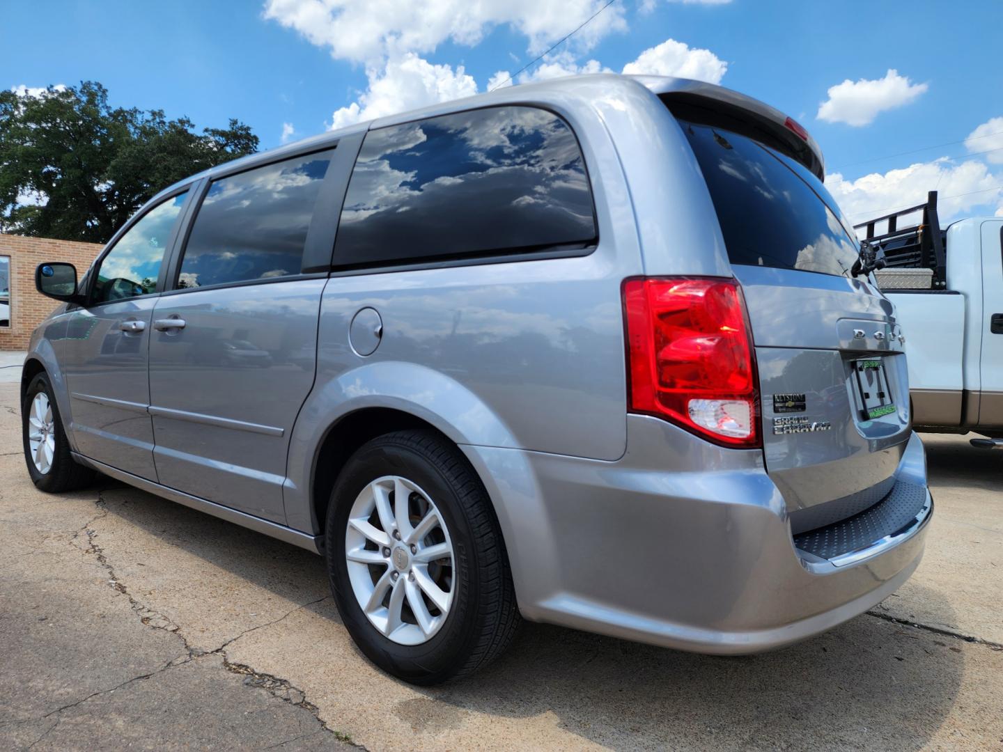 2016 SILVER Dodge Grand Caravan SXT (2C4RDGCG7GR) with an 3.6L V6 DOHC 24V engine, 6A transmission, located at 2660 S.Garland Avenue, Garland, TX, 75041, (469) 298-3118, 32.885551, -96.655602 - Welcome to DallasAutos4Less, one of the Premier BUY HERE PAY HERE Dealers in the North Dallas Area. We specialize in financing to people with NO CREDIT or BAD CREDIT. We need proof of income, proof of residence, and a ID. Come buy your new car from us today!! This is a SUPER CLEAN 2016 DODGE GRAN - Photo#5