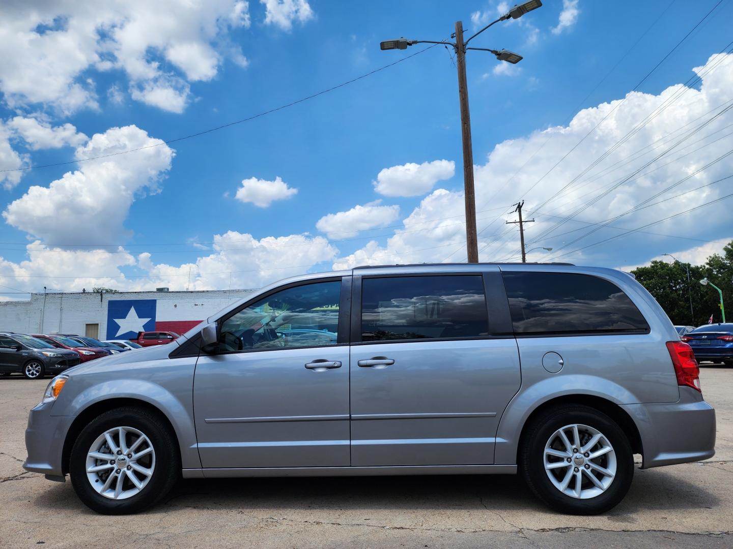 2016 SILVER Dodge Grand Caravan SXT (2C4RDGCG7GR) with an 3.6L V6 DOHC 24V engine, 6A transmission, located at 2660 S.Garland Avenue, Garland, TX, 75041, (469) 298-3118, 32.885551, -96.655602 - Welcome to DallasAutos4Less, one of the Premier BUY HERE PAY HERE Dealers in the North Dallas Area. We specialize in financing to people with NO CREDIT or BAD CREDIT. We need proof of income, proof of residence, and a ID. Come buy your new car from us today!! This is a SUPER CLEAN 2016 DODGE GRAN - Photo#6