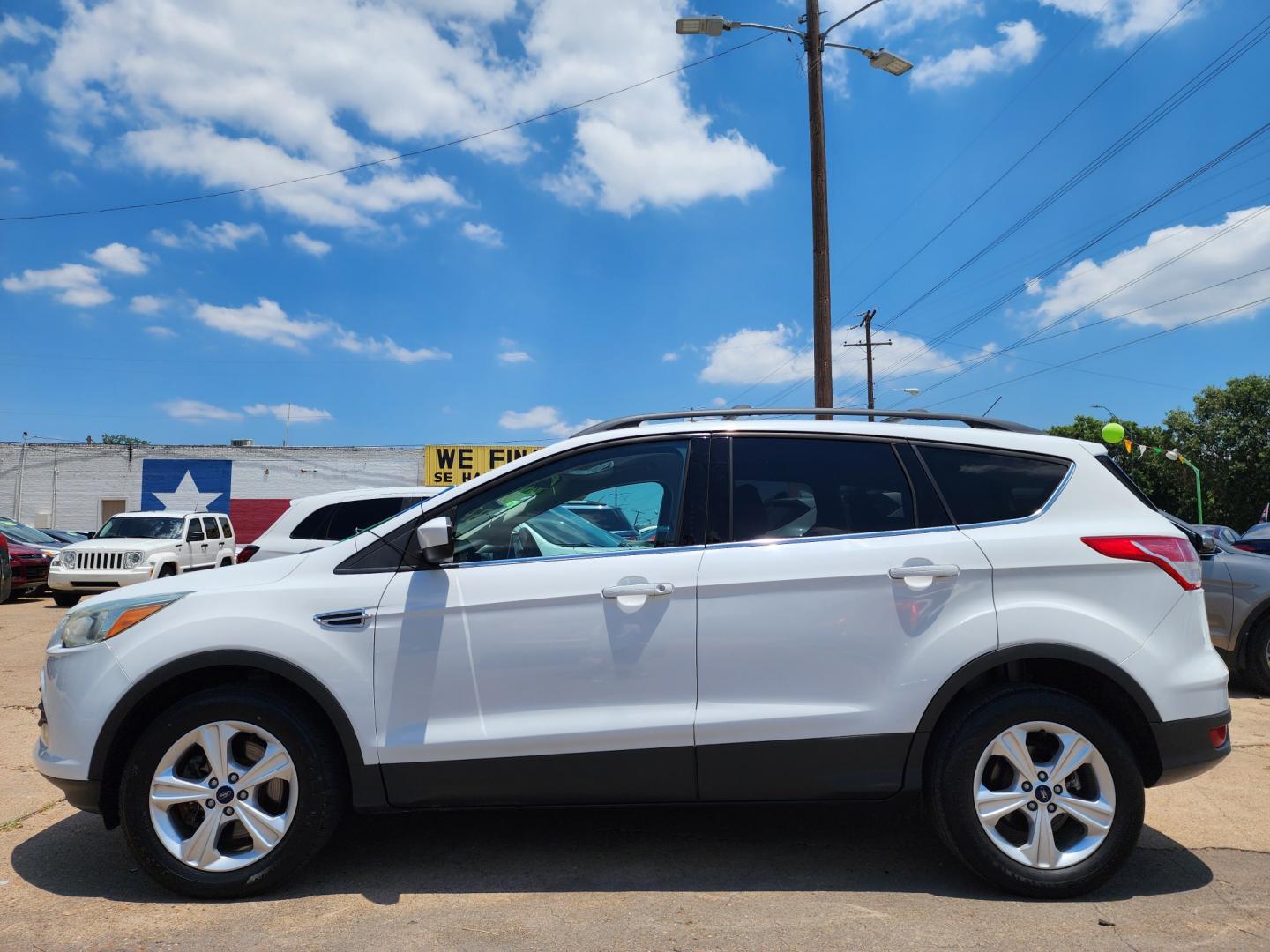 2016 WHITE Ford Escape SE (1FMCU9GX0GU) with an 1.6L L4 DOHC 16V engine, 6-Speed Automatic transmission, located at 2660 S.Garland Avenue, Garland, TX, 75041, (469) 298-3118, 32.885551, -96.655602 - Welcome to DallasAutos4Less, one of the Premier BUY HERE PAY HERE Dealers in the North Dallas Area. We specialize in financing to people with NO CREDIT or BAD CREDIT. We need proof of income, proof of residence, and a ID. Come buy your new car from us today!! This is a Super Clean 2016 FORD ESCAP - Photo#6