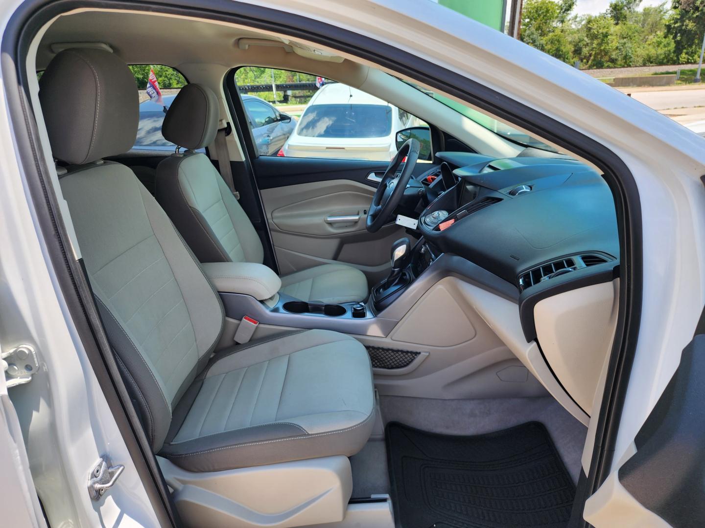 2016 WHITE Ford Escape SE (1FMCU9GX0GU) with an 1.6L L4 DOHC 16V engine, 6-Speed Automatic transmission, located at 2660 S.Garland Avenue, Garland, TX, 75041, (469) 298-3118, 32.885551, -96.655602 - Welcome to DallasAutos4Less, one of the Premier BUY HERE PAY HERE Dealers in the North Dallas Area. We specialize in financing to people with NO CREDIT or BAD CREDIT. We need proof of income, proof of residence, and a ID. Come buy your new car from us today!! This is a Super Clean 2016 FORD ESCAP - Photo#18