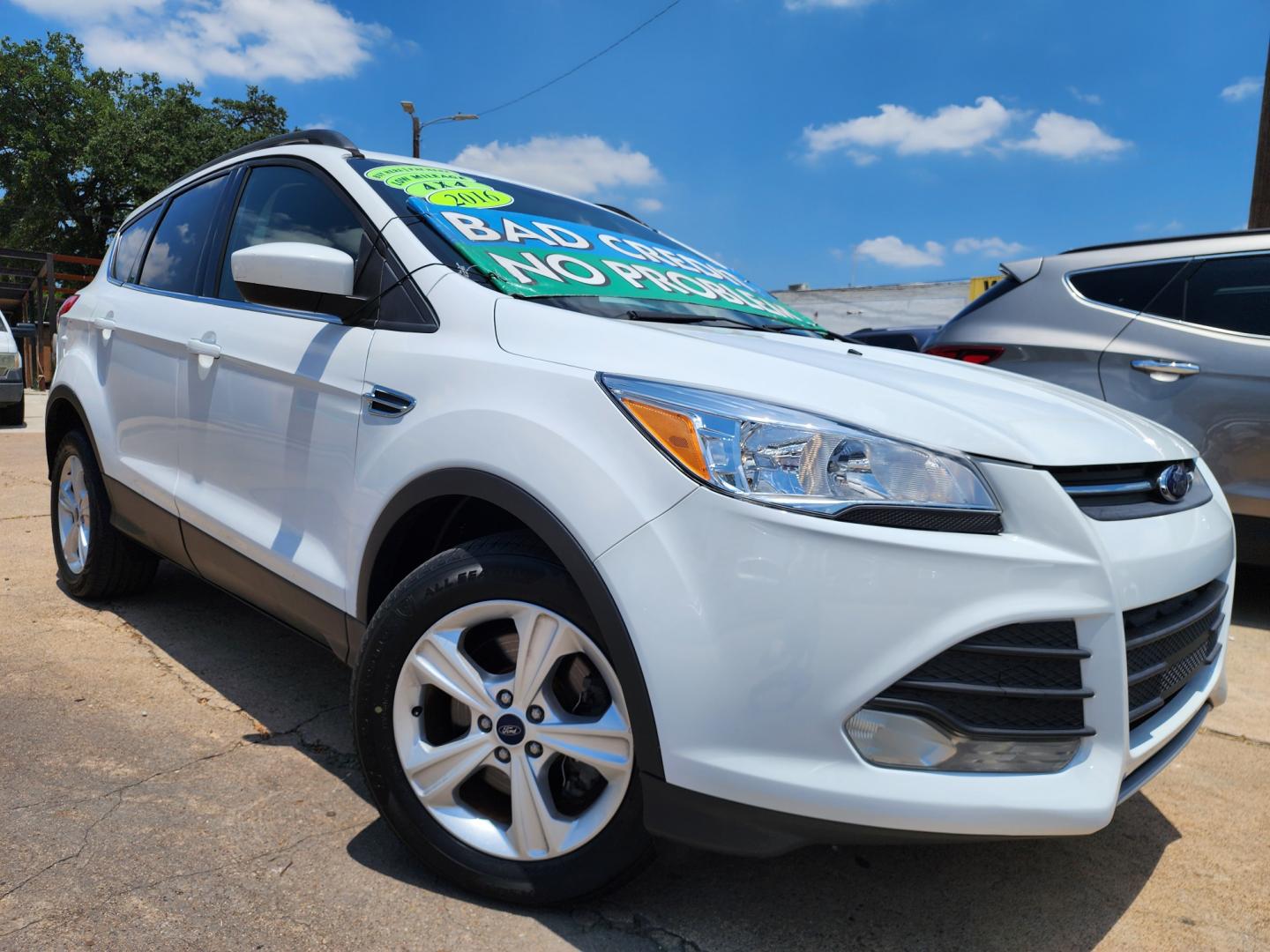 2016 WHITE Ford Escape SE (1FMCU9GX0GU) with an 1.6L L4 DOHC 16V engine, 6-Speed Automatic transmission, located at 2660 S.Garland Avenue, Garland, TX, 75041, (469) 298-3118, 32.885551, -96.655602 - Welcome to DallasAutos4Less, one of the Premier BUY HERE PAY HERE Dealers in the North Dallas Area. We specialize in financing to people with NO CREDIT or BAD CREDIT. We need proof of income, proof of residence, and a ID. Come buy your new car from us today!! This is a Super Clean 2016 FORD ESCAP - Photo#0