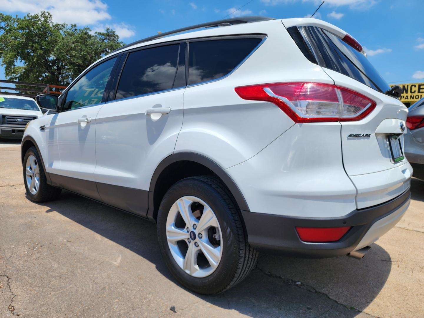 2016 WHITE Ford Escape SE (1FMCU9GX0GU) with an 1.6L L4 DOHC 16V engine, 6-Speed Automatic transmission, located at 2660 S.Garland Avenue, Garland, TX, 75041, (469) 298-3118, 32.885551, -96.655602 - Welcome to DallasAutos4Less, one of the Premier BUY HERE PAY HERE Dealers in the North Dallas Area. We specialize in financing to people with NO CREDIT or BAD CREDIT. We need proof of income, proof of residence, and a ID. Come buy your new car from us today!! This is a Super Clean 2016 FORD ESCAP - Photo#5