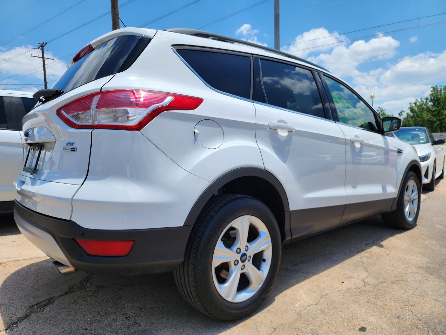 2016 WHITE Ford Escape SE (1FMCU9GX0GU) with an 1.6L L4 DOHC 16V engine, 6-Speed Automatic transmission, located at 2660 S.Garland Avenue, Garland, TX, 75041, (469) 298-3118, 32.885551, -96.655602 - Welcome to DallasAutos4Less, one of the Premier BUY HERE PAY HERE Dealers in the North Dallas Area. We specialize in financing to people with NO CREDIT or BAD CREDIT. We need proof of income, proof of residence, and a ID. Come buy your new car from us today!! This is a Super Clean 2016 FORD ESCAP - Photo#3