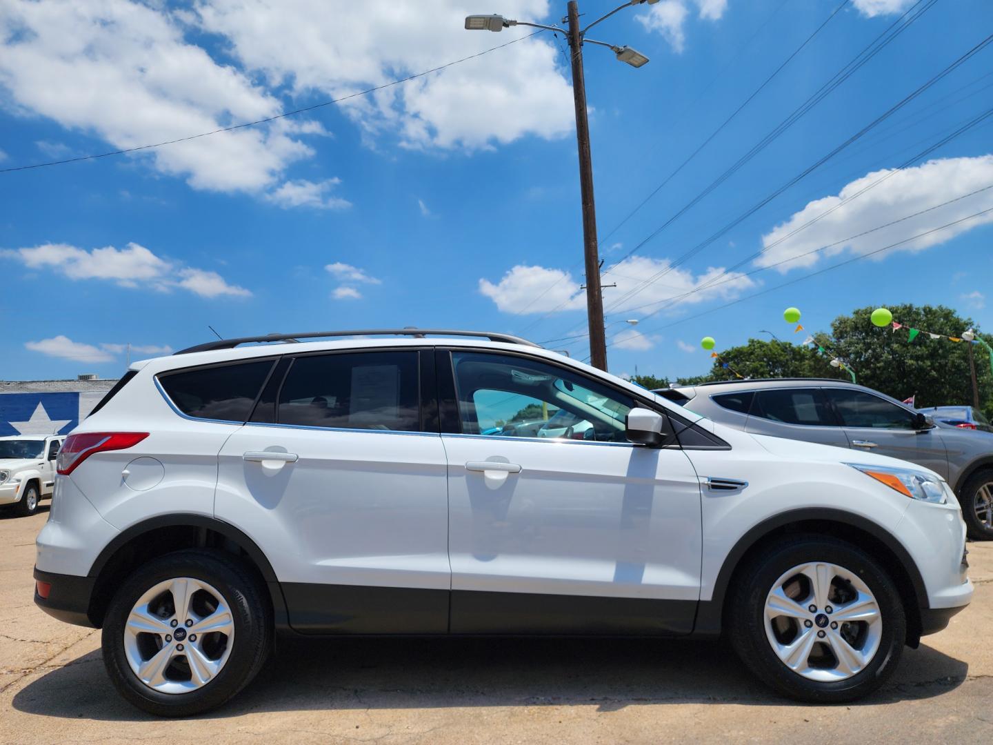 2016 WHITE Ford Escape SE (1FMCU9GX0GU) with an 1.6L L4 DOHC 16V engine, 6-Speed Automatic transmission, located at 2660 S.Garland Avenue, Garland, TX, 75041, (469) 298-3118, 32.885551, -96.655602 - Welcome to DallasAutos4Less, one of the Premier BUY HERE PAY HERE Dealers in the North Dallas Area. We specialize in financing to people with NO CREDIT or BAD CREDIT. We need proof of income, proof of residence, and a ID. Come buy your new car from us today!! This is a Super Clean 2016 FORD ESCAP - Photo#2