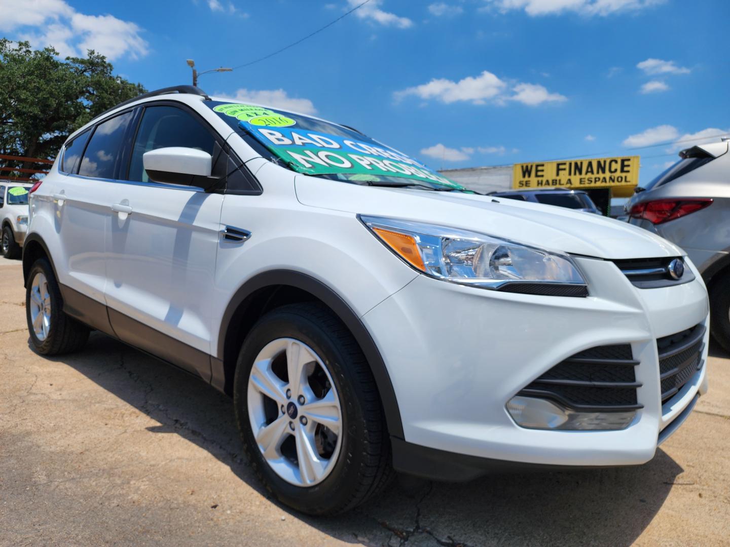 2016 WHITE Ford Escape SE (1FMCU9GX0GU) with an 1.6L L4 DOHC 16V engine, 6-Speed Automatic transmission, located at 2660 S.Garland Avenue, Garland, TX, 75041, (469) 298-3118, 32.885551, -96.655602 - Welcome to DallasAutos4Less, one of the Premier BUY HERE PAY HERE Dealers in the North Dallas Area. We specialize in financing to people with NO CREDIT or BAD CREDIT. We need proof of income, proof of residence, and a ID. Come buy your new car from us today!! This is a Super Clean 2016 FORD ESCAP - Photo#1