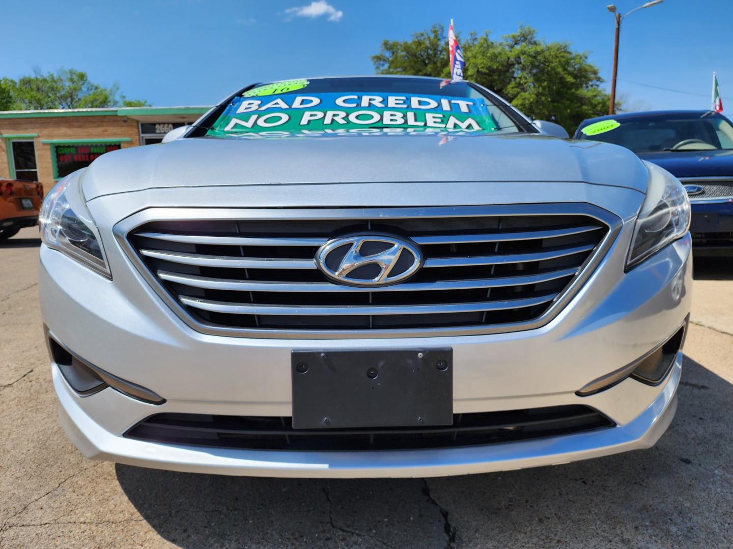 2016 SILVER /GRAY Hyundai Sonata SE (5NPE24AF1GH) with an 2.4L L4 DOHC 16V engine, 7A transmission, located at 2660 S.Garland Avenue, Garland, TX, 75041, (469) 298-3118, 32.885551, -96.655602 - Welcome to DallasAutos4Less, one of the Premier BUY HERE PAY HERE Dealers in the North Dallas Area. We specialize in financing to people with NO CREDIT or BAD CREDIT. We need proof of income, proof of residence, and a ID. Come buy your new car from us today!! This is a Very clean 2016 HYUNDAI SON - Photo#9