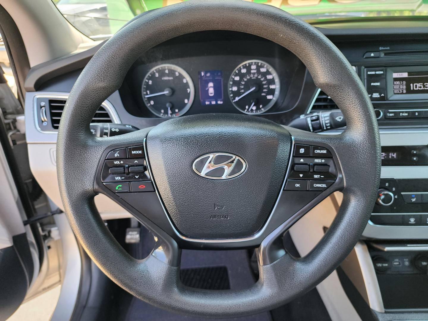 2016 SILVER /GRAY Hyundai Sonata SE (5NPE24AF1GH) with an 2.4L L4 DOHC 16V engine, 7A transmission, located at 2660 S.Garland Avenue, Garland, TX, 75041, (469) 298-3118, 32.885551, -96.655602 - Welcome to DallasAutos4Less, one of the Premier BUY HERE PAY HERE Dealers in the North Dallas Area. We specialize in financing to people with NO CREDIT or BAD CREDIT. We need proof of income, proof of residence, and a ID. Come buy your new car from us today!! This is a Very clean 2016 HYUNDAI SON - Photo#12