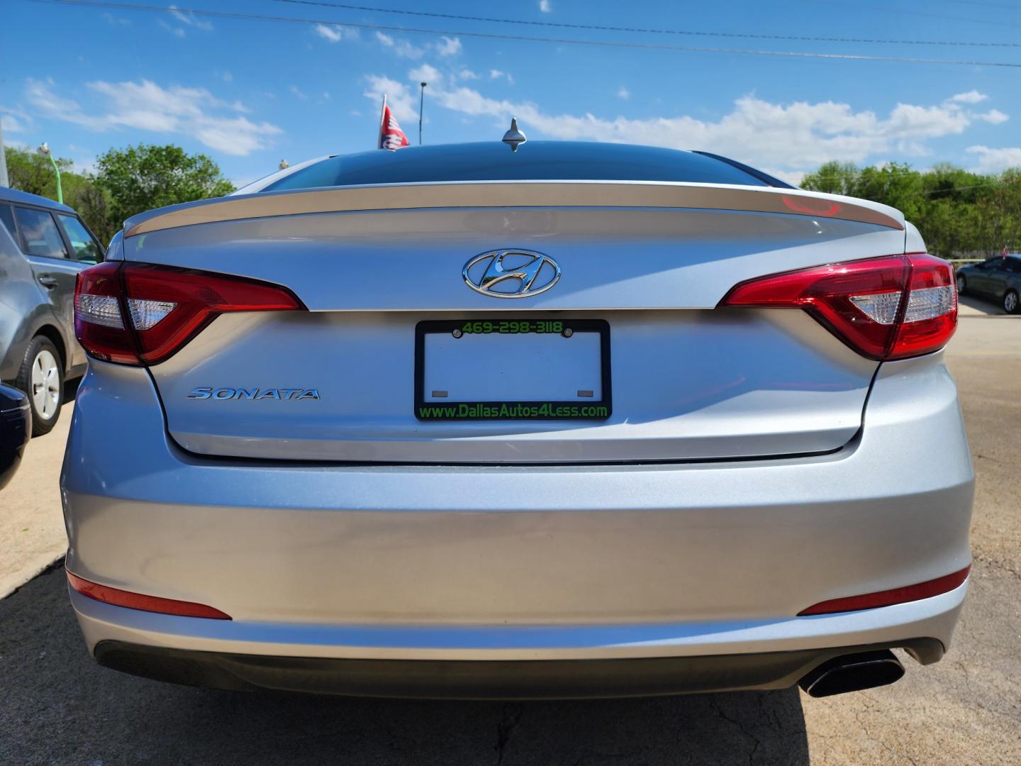 2016 SILVER /GRAY Hyundai Sonata SE (5NPE24AF1GH) with an 2.4L L4 DOHC 16V engine, 7A transmission, located at 2660 S.Garland Avenue, Garland, TX, 75041, (469) 298-3118, 32.885551, -96.655602 - Welcome to DallasAutos4Less, one of the Premier BUY HERE PAY HERE Dealers in the North Dallas Area. We specialize in financing to people with NO CREDIT or BAD CREDIT. We need proof of income, proof of residence, and a ID. Come buy your new car from us today!! This is a Very clean 2016 HYUNDAI SON - Photo#4