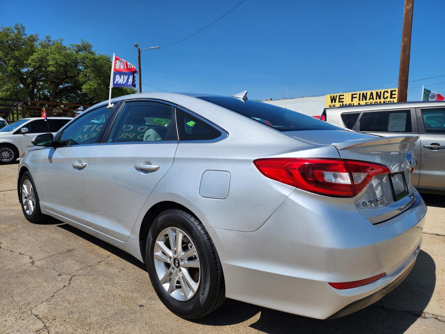 2016 SILVER /GRAY Hyundai Sonata SE (5NPE24AF1GH) with an 2.4L L4 DOHC 16V engine, 7A transmission, located at 2660 S.Garland Avenue, Garland, TX, 75041, (469) 298-3118, 32.885551, -96.655602 - Welcome to DallasAutos4Less, one of the Premier BUY HERE PAY HERE Dealers in the North Dallas Area. We specialize in financing to people with NO CREDIT or BAD CREDIT. We need proof of income, proof of residence, and a ID. Come buy your new car from us today!! This is a Very clean 2016 HYUNDAI SON - Photo#5