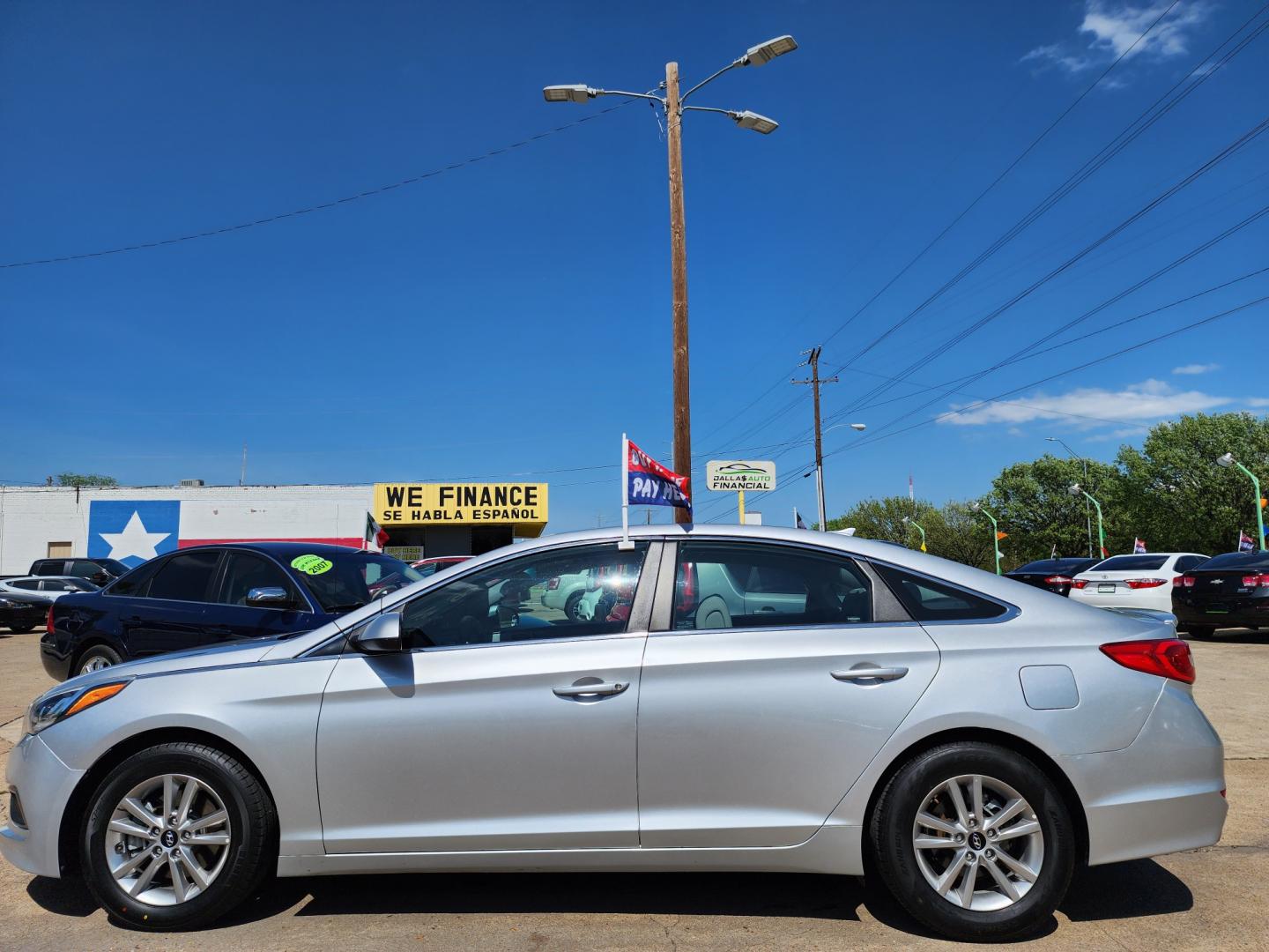 2016 SILVER /GRAY Hyundai Sonata SE (5NPE24AF1GH) with an 2.4L L4 DOHC 16V engine, 7A transmission, located at 2660 S.Garland Avenue, Garland, TX, 75041, (469) 298-3118, 32.885551, -96.655602 - Welcome to DallasAutos4Less, one of the Premier BUY HERE PAY HERE Dealers in the North Dallas Area. We specialize in financing to people with NO CREDIT or BAD CREDIT. We need proof of income, proof of residence, and a ID. Come buy your new car from us today!! This is a Very clean 2016 HYUNDAI SON - Photo#6