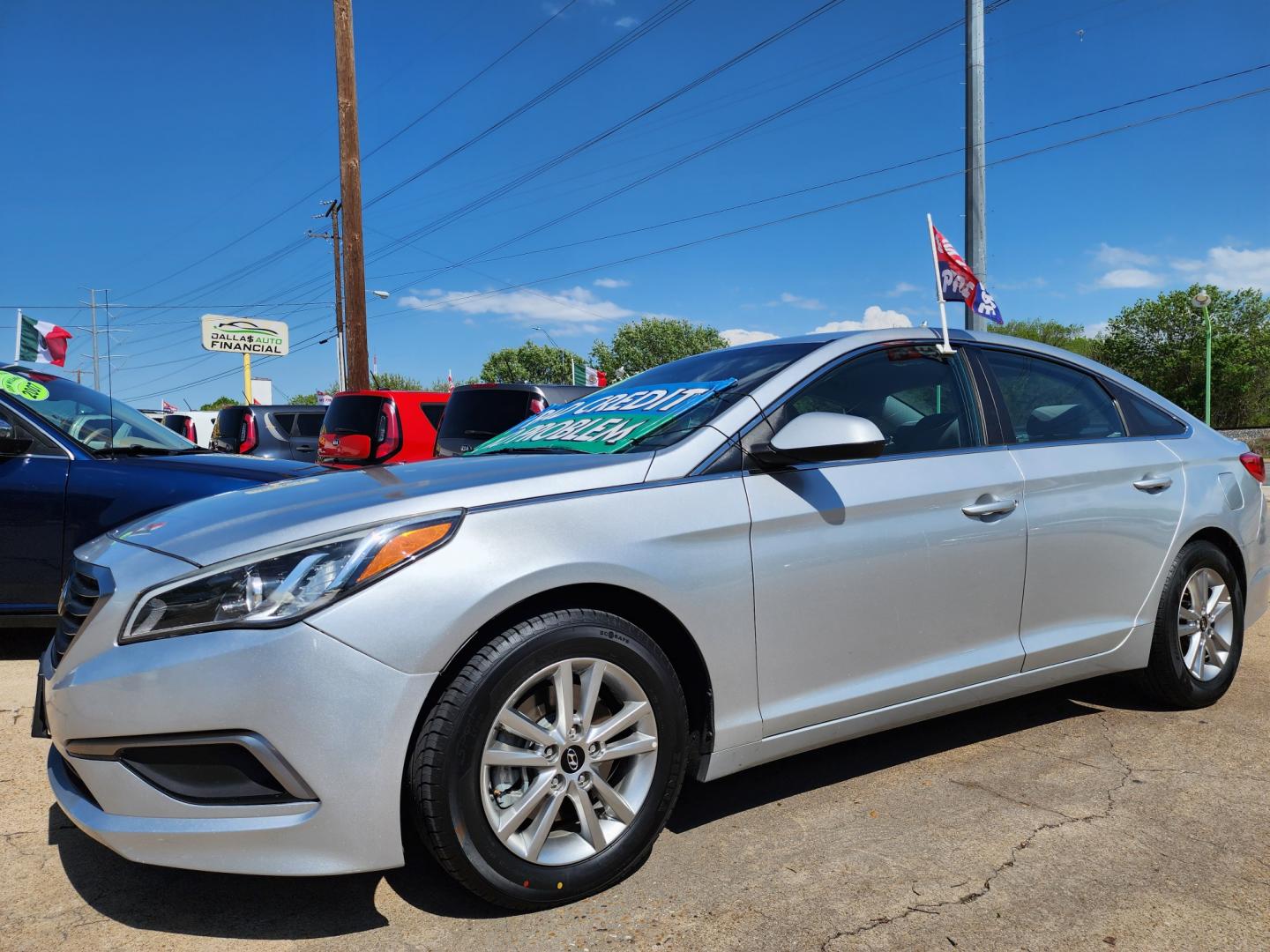 2016 SILVER /GRAY Hyundai Sonata SE (5NPE24AF1GH) with an 2.4L L4 DOHC 16V engine, 7A transmission, located at 2660 S.Garland Avenue, Garland, TX, 75041, (469) 298-3118, 32.885551, -96.655602 - Welcome to DallasAutos4Less, one of the Premier BUY HERE PAY HERE Dealers in the North Dallas Area. We specialize in financing to people with NO CREDIT or BAD CREDIT. We need proof of income, proof of residence, and a ID. Come buy your new car from us today!! This is a Very clean 2016 HYUNDAI SON - Photo#7