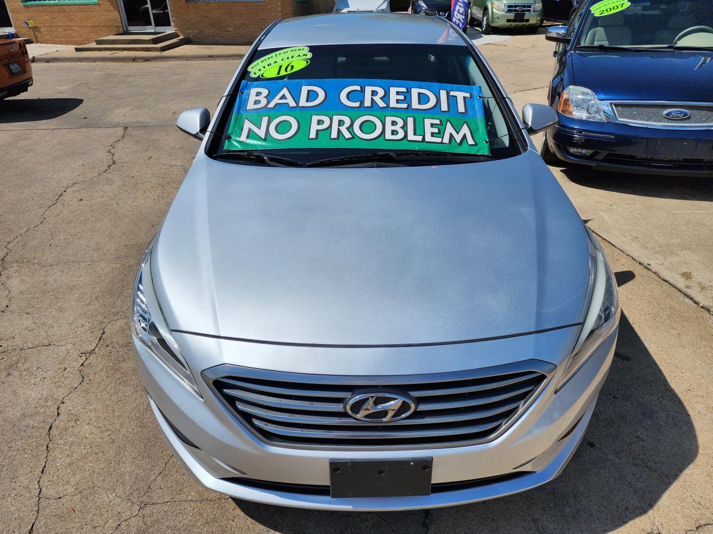 2016 SILVER /GRAY Hyundai Sonata SE (5NPE24AF1GH) with an 2.4L L4 DOHC 16V engine, 7A transmission, located at 2660 S.Garland Avenue, Garland, TX, 75041, (469) 298-3118, 32.885551, -96.655602 - Welcome to DallasAutos4Less, one of the Premier BUY HERE PAY HERE Dealers in the North Dallas Area. We specialize in financing to people with NO CREDIT or BAD CREDIT. We need proof of income, proof of residence, and a ID. Come buy your new car from us today!! This is a Very clean 2016 HYUNDAI SON - Photo#8