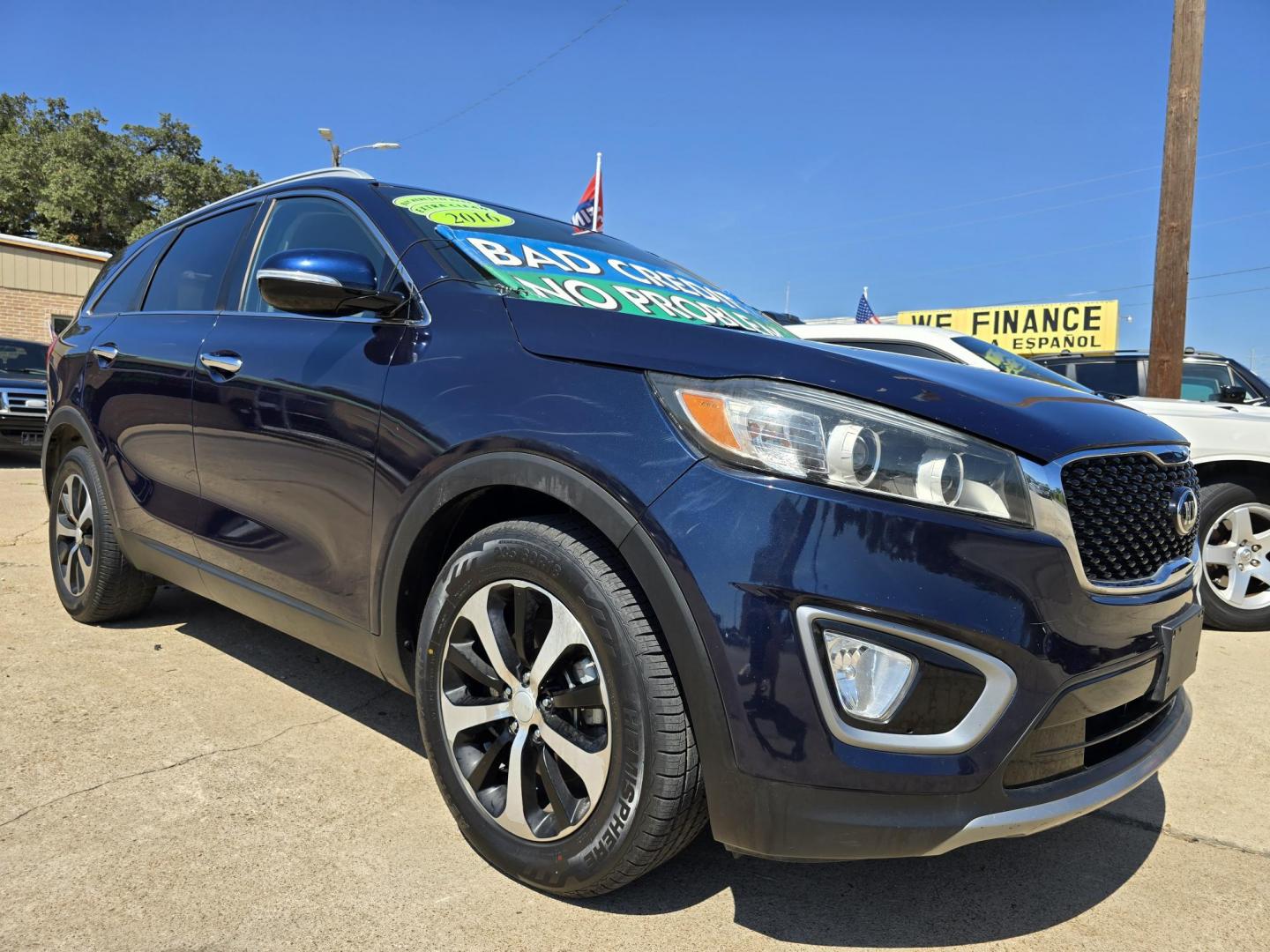 2016 Kia Sorento EX (5XYPH4A19GG) with an 2.4L L4 DOHC 16V engine, 6-Speed Automatic transmission, located at 2660 S.Garland Avenue, Garland, TX, 75041, (469) 298-3118, 32.885551, -96.655602 - Photo#1