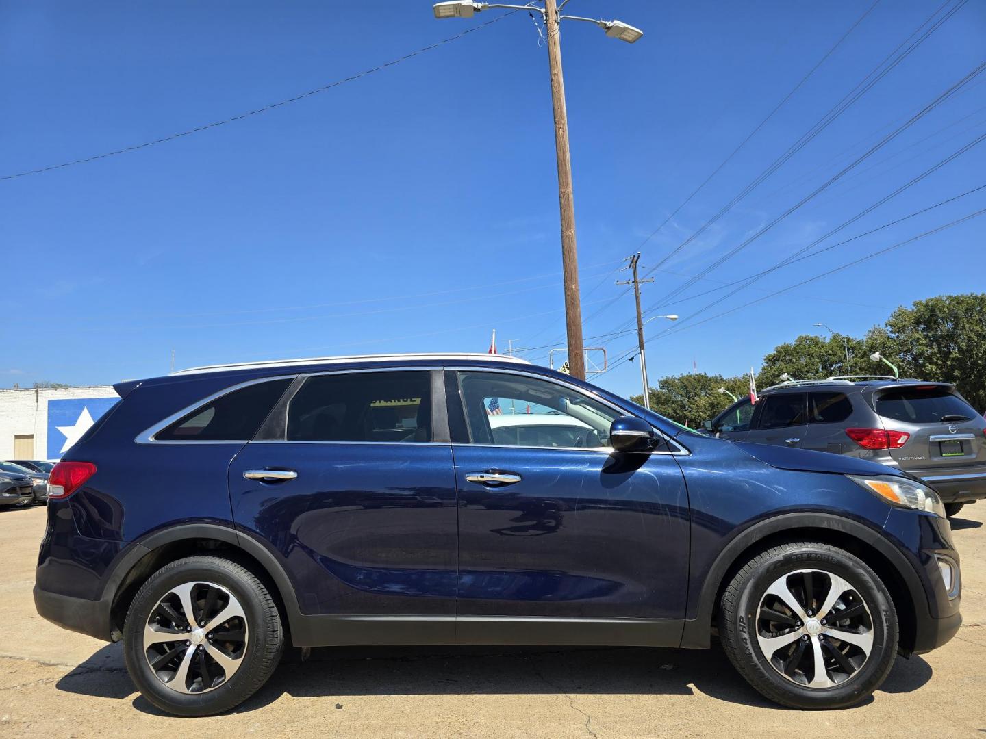 2016 Kia Sorento EX (5XYPH4A19GG) with an 2.4L L4 DOHC 16V engine, 6-Speed Automatic transmission, located at 2660 S.Garland Avenue, Garland, TX, 75041, (469) 298-3118, 32.885551, -96.655602 - Photo#2