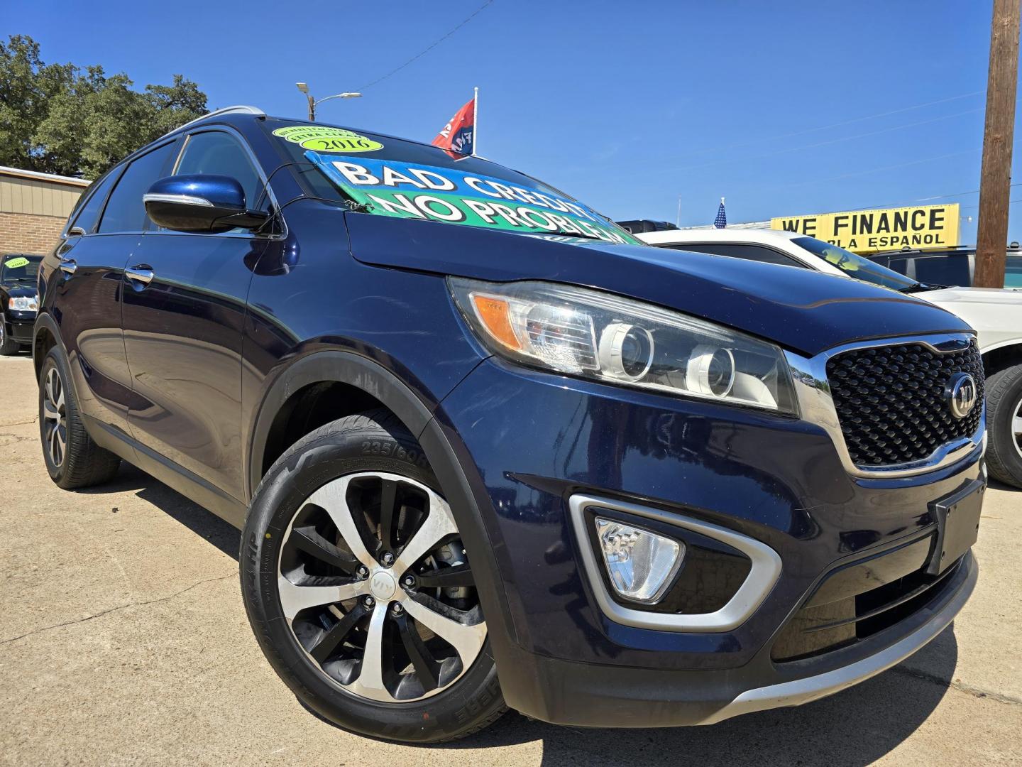 2016 Kia Sorento EX (5XYPH4A19GG) with an 2.4L L4 DOHC 16V engine, 6-Speed Automatic transmission, located at 2660 S.Garland Avenue, Garland, TX, 75041, (469) 298-3118, 32.885551, -96.655602 - Photo#0