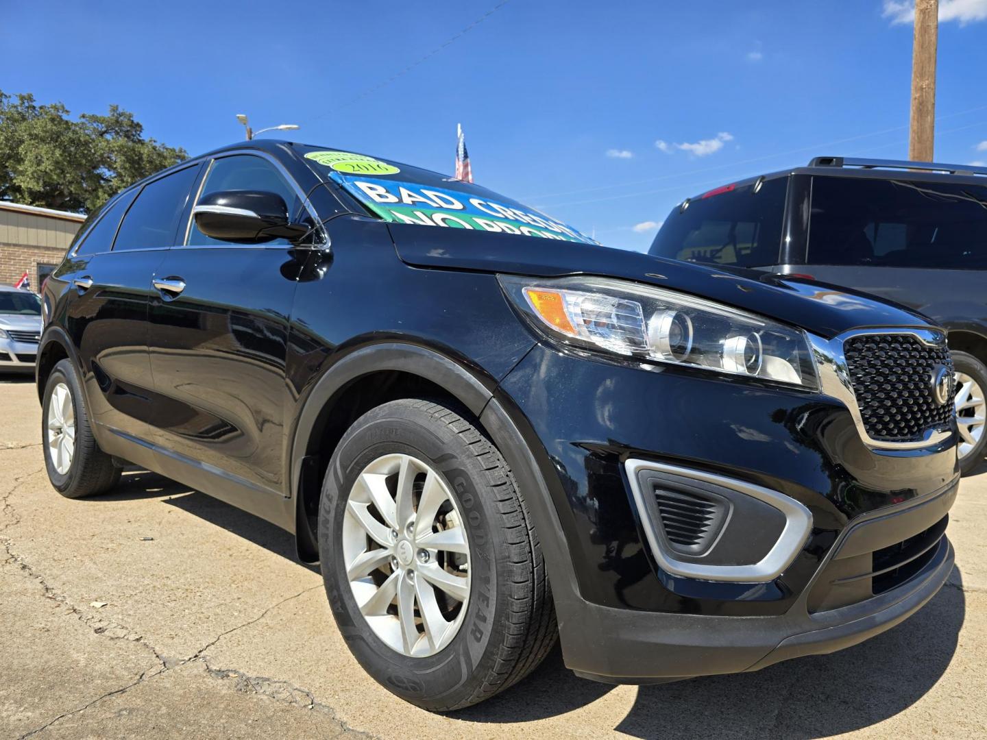 2016 BLACK Kia Sorento L (5XYPG4A34GG) with an 2.4L L4 DOHC 16V engine, 6-Speed Automatic transmission, located at 2660 S.Garland Avenue, Garland, TX, 75041, (469) 298-3118, 32.885551, -96.655602 - Photo#1