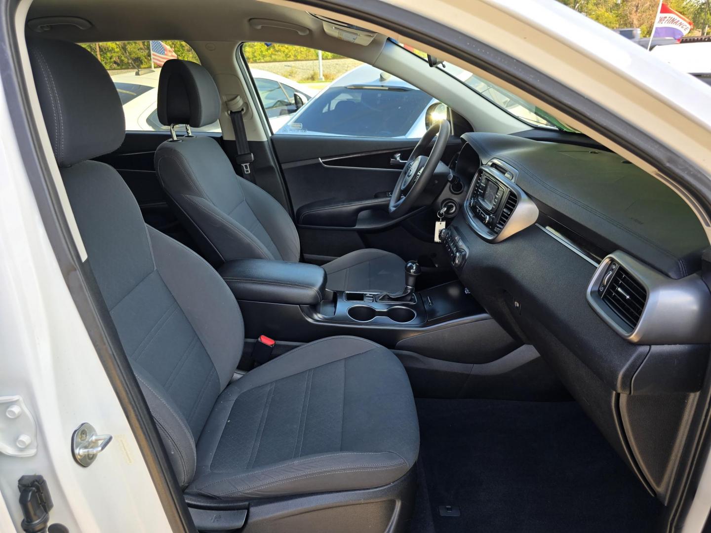 2016 DIAMOND WHITE Kia Sorento LX (5XYPG4A57GG) with an 3.3L V6 DOHC 24V engine, 6-Speed Automatic transmission, located at 2660 S.Garland Avenue, Garland, TX, 75041, (469) 298-3118, 32.885551, -96.655602 - Photo#18