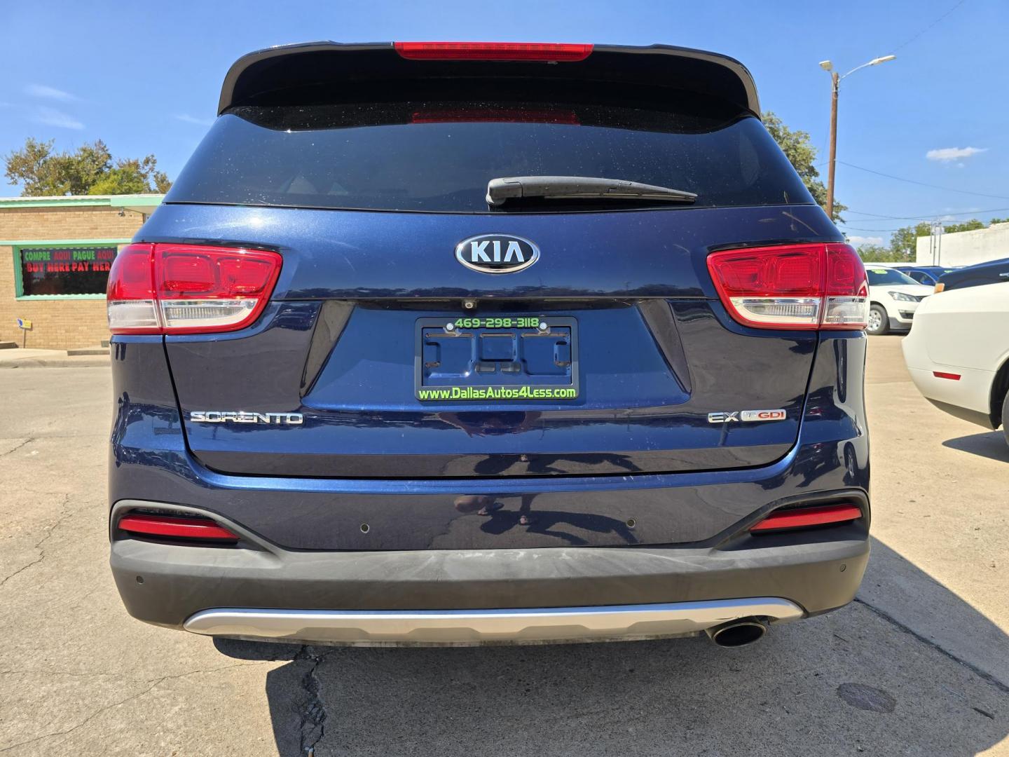 2016 Kia Sorento EX (5XYPH4A19GG) with an 2.4L L4 DOHC 16V engine, 6-Speed Automatic transmission, located at 2660 S.Garland Avenue, Garland, TX, 75041, (469) 298-3118, 32.885551, -96.655602 - Photo#4