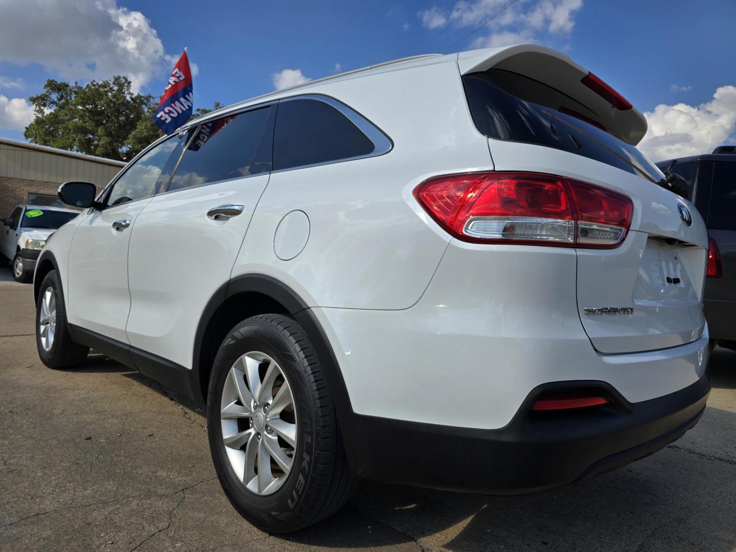 2016 DIAMOND WHITE Kia Sorento LX (5XYPG4A57GG) with an 3.3L V6 DOHC 24V engine, 6-Speed Automatic transmission, located at 2660 S.Garland Avenue, Garland, TX, 75041, (469) 298-3118, 32.885551, -96.655602 - Photo#5